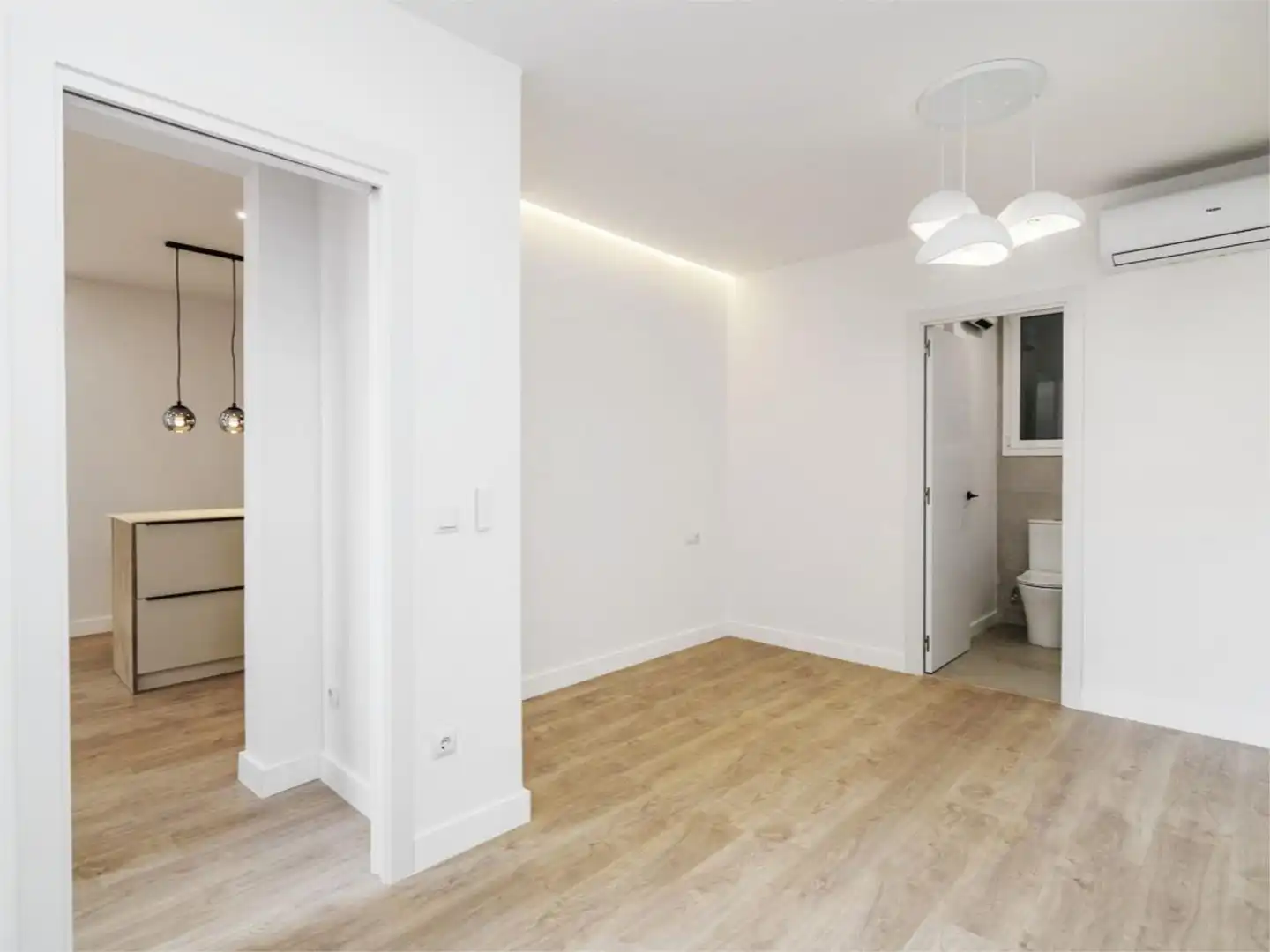Flat for sale in Sant Josep Bedroom of Flat for sale in L'Hospitalet de Llobregat with Air Conditioner and Balcony