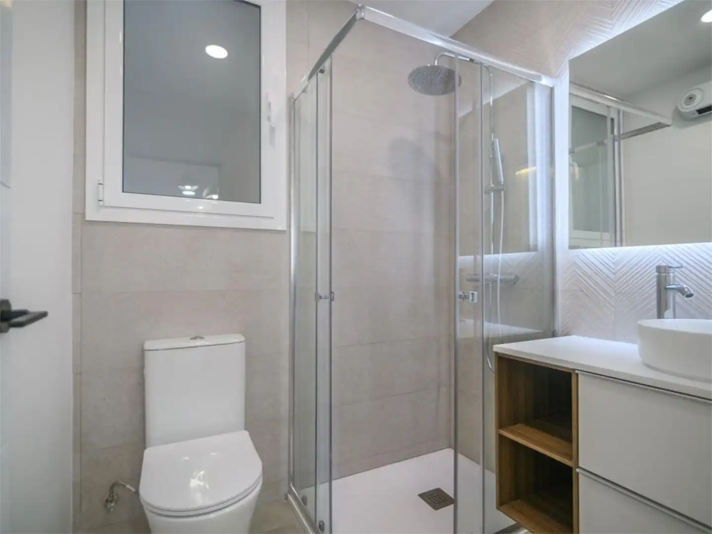Flat for sale in Sant Josep Bathroom of Flat for sale in L'Hospitalet de Llobregat with Air Conditioner and Balcony