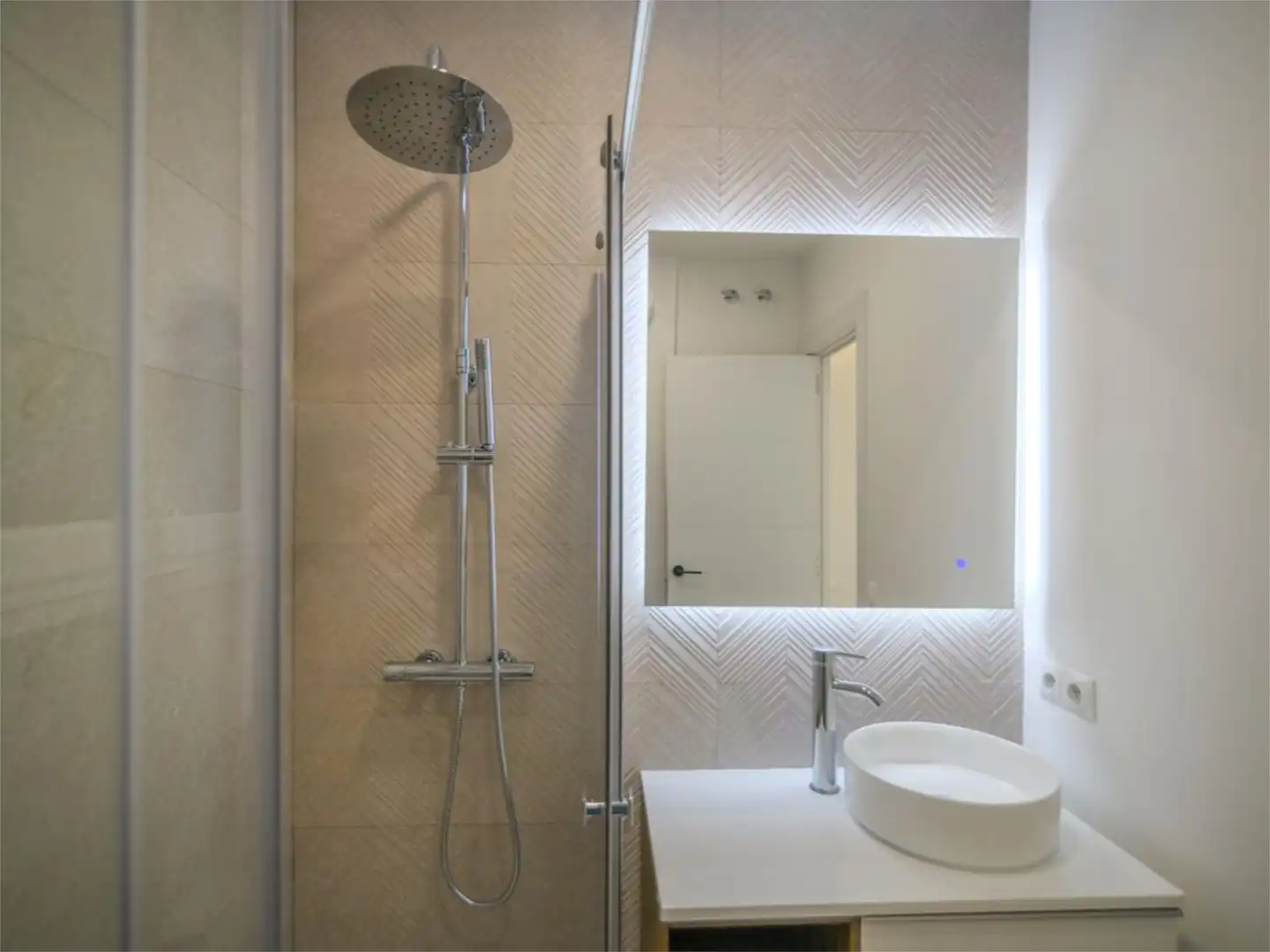 Flat for sale in Sant Josep Bathroom of Flat for sale in L'Hospitalet de Llobregat with Air Conditioner and Balcony