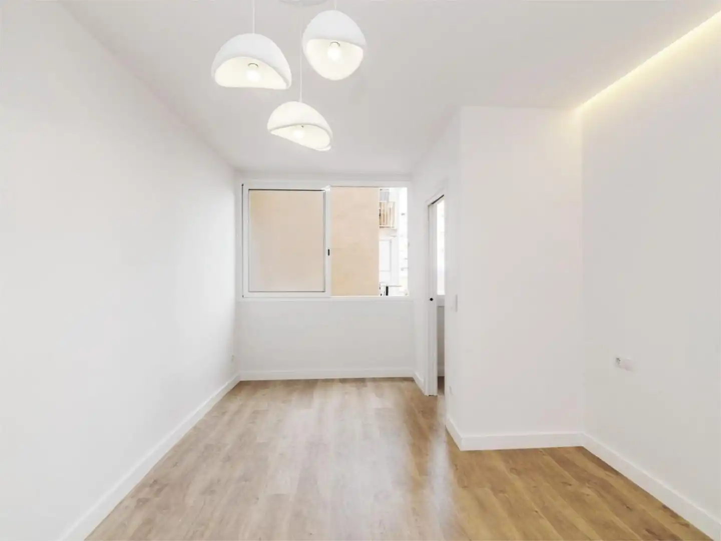 Flat for sale in Sant Josep Bedroom of Flat for sale in L'Hospitalet de Llobregat with Air Conditioner and Balcony