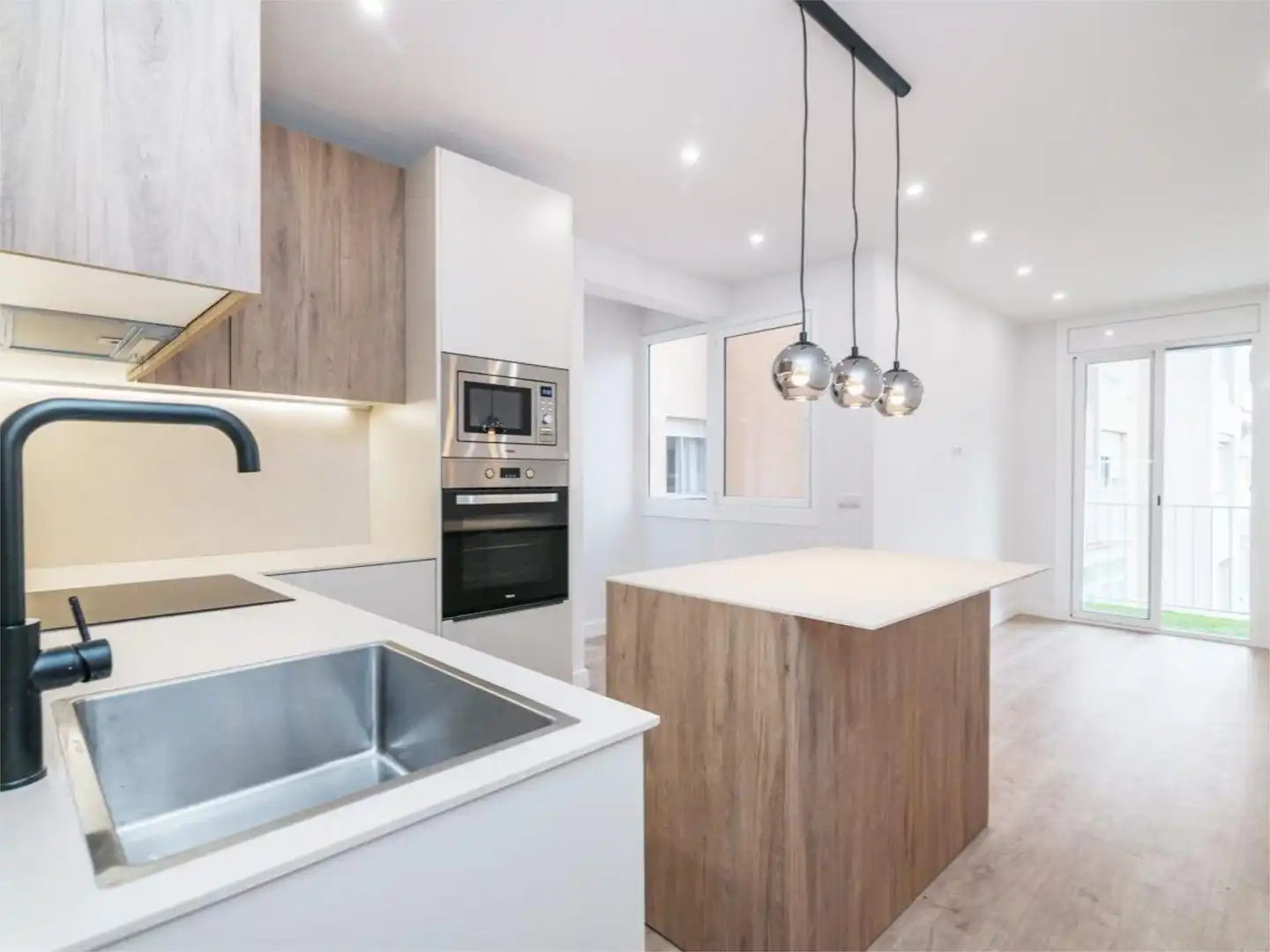Flat for sale in Sant Josep Kitchen of Flat for sale in L'Hospitalet de Llobregat with Air Conditioner and Balcony