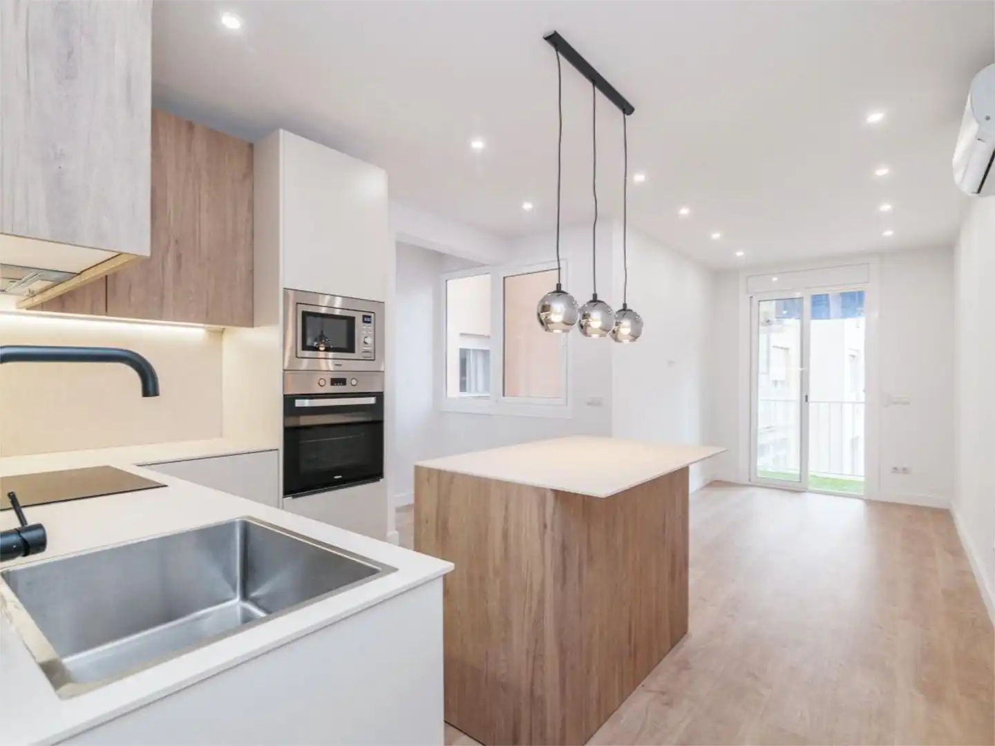 Flat for sale in Sant Josep Kitchen of Flat for sale in L'Hospitalet de Llobregat with Air Conditioner and Balcony