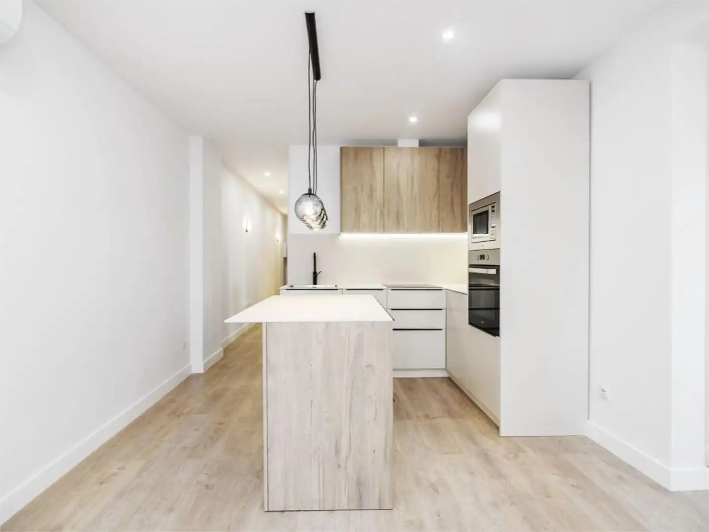 Flat for sale in Sant Josep Kitchen of Flat for sale in L'Hospitalet de Llobregat with Air Conditioner and Balcony