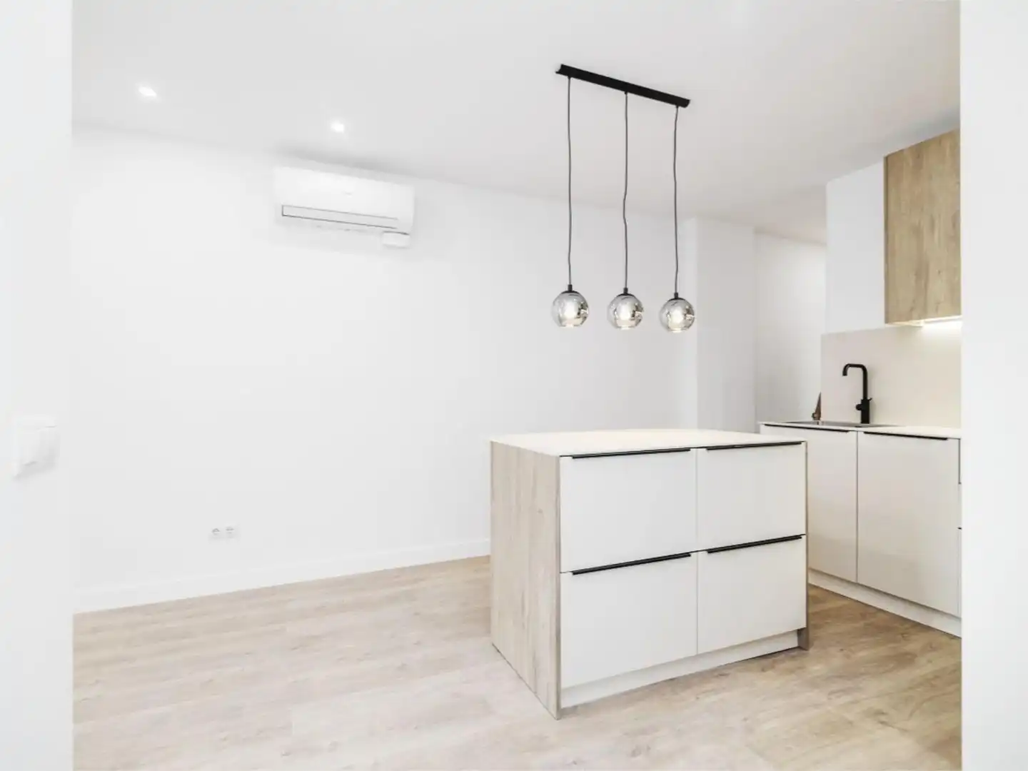 Flat for sale in Sant Josep Kitchen of Flat for sale in L'Hospitalet de Llobregat with Air Conditioner and Balcony