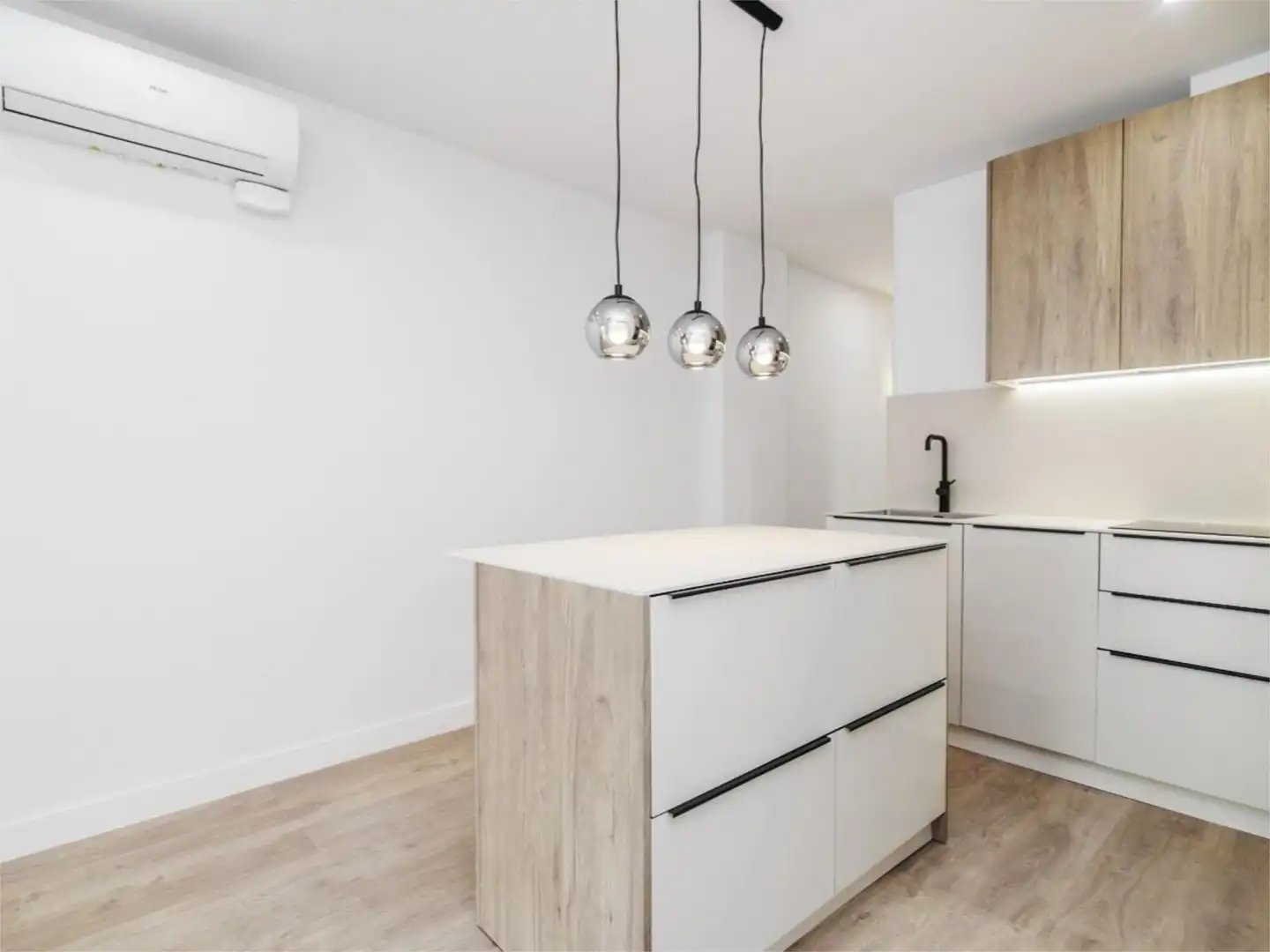 Flat for sale in Sant Josep Kitchen of Flat for sale in L'Hospitalet de Llobregat with Air Conditioner and Balcony