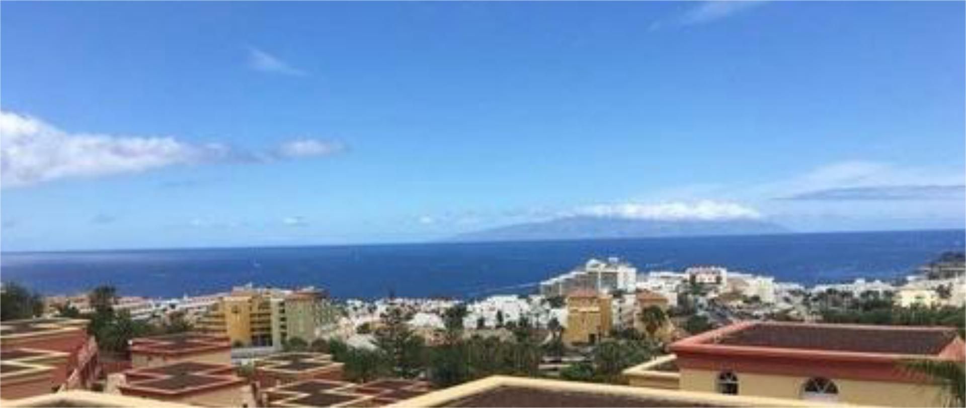 Piso de alquiler en Torviscas Centro y Alto Vista exterior de Piso de alquiler en Adeje con Jardín privado, Terraza y Piscina