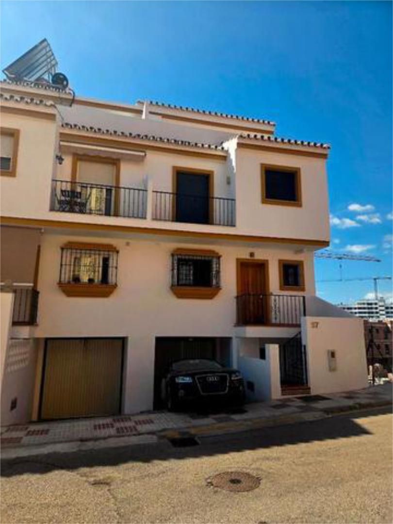 Vista exterior de Casa o xalet en venda en Estepona amb Terrassa