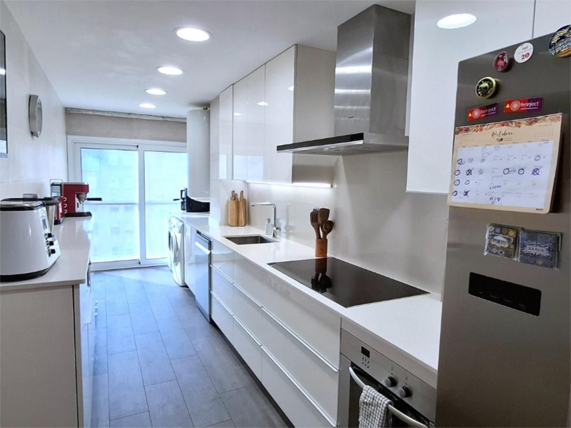 Pis en venda a Avinguda D'espanya, 6, Serraparera Cuina de Pis en venda en Cerdanyola del Vallès amb Aire condicionat, Piscina i Balcó