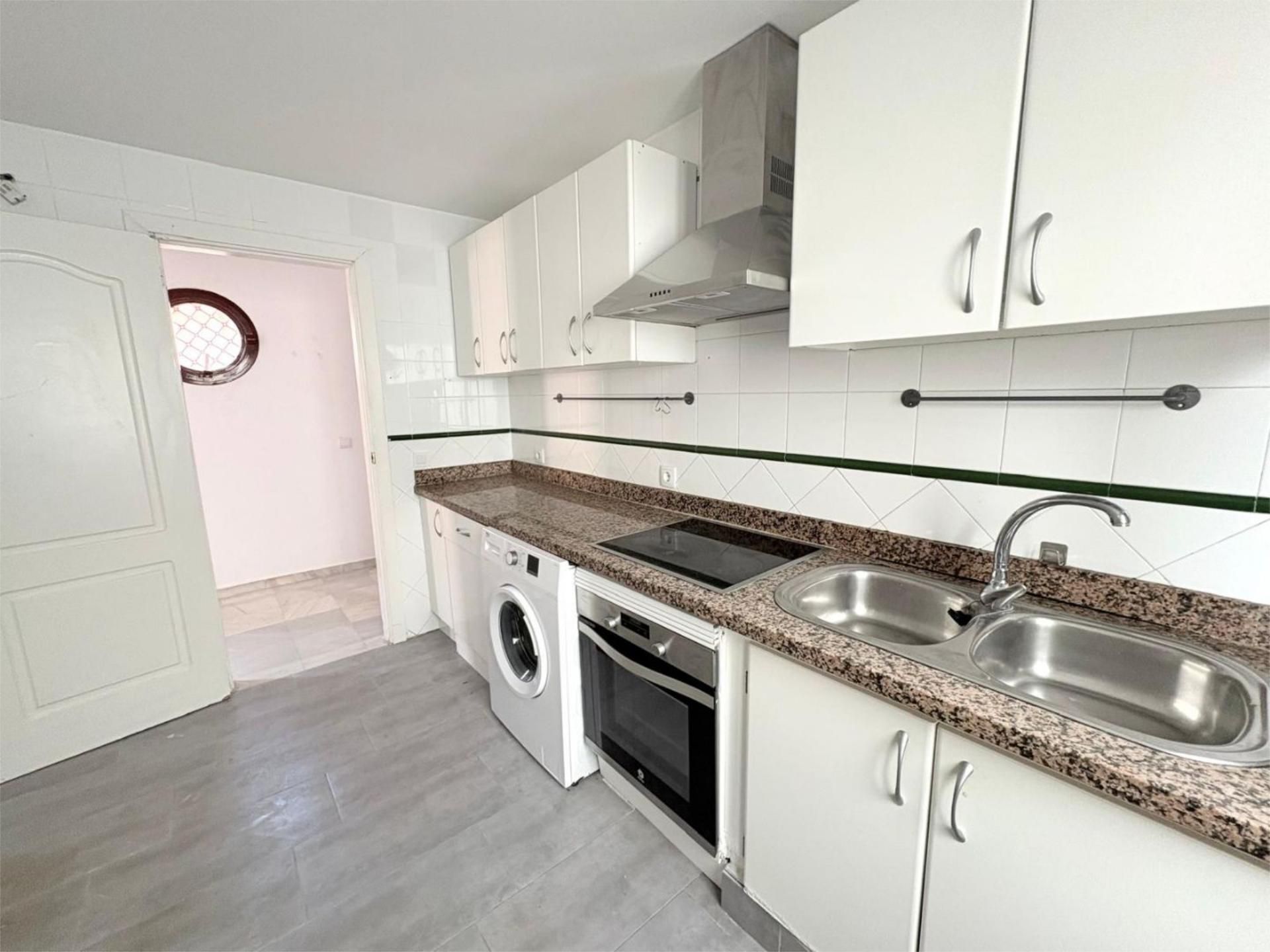 Cuina de Pis de lloguer en Algeciras amb Traster, Aparcament comunitari i Balcó