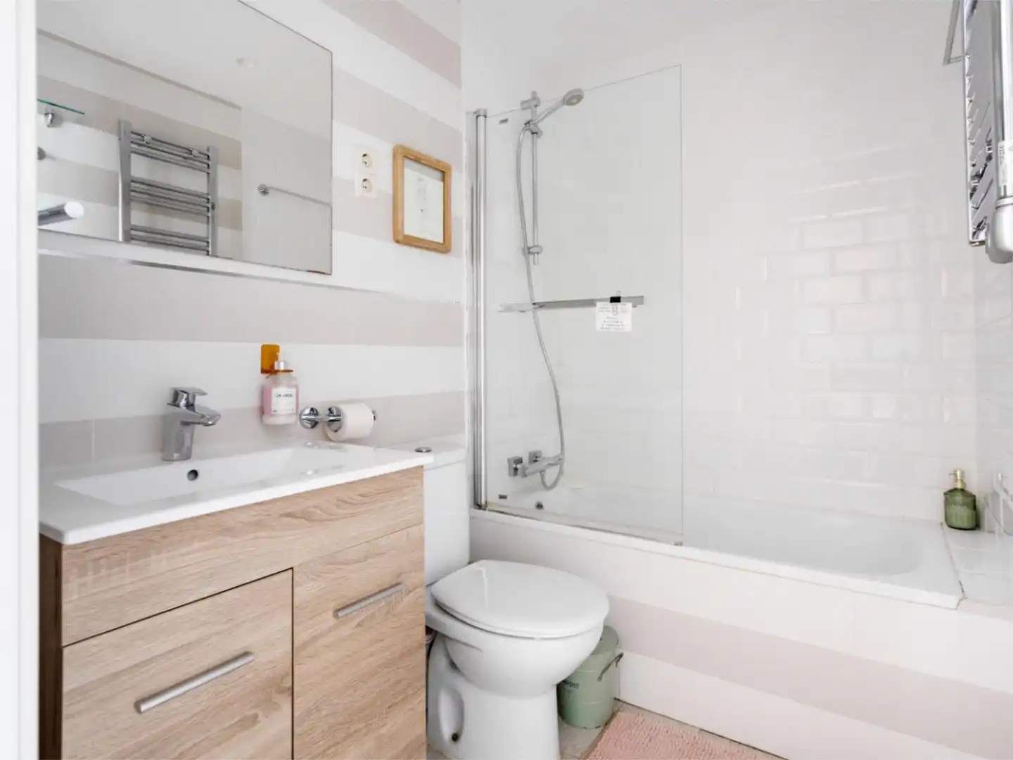 Flat for rent in Paseo de la Infanta Isabel, 13, Jerónimos Bathroom of Flat for rent in Madrid with Air Conditioner, Heating and Parquet flooring