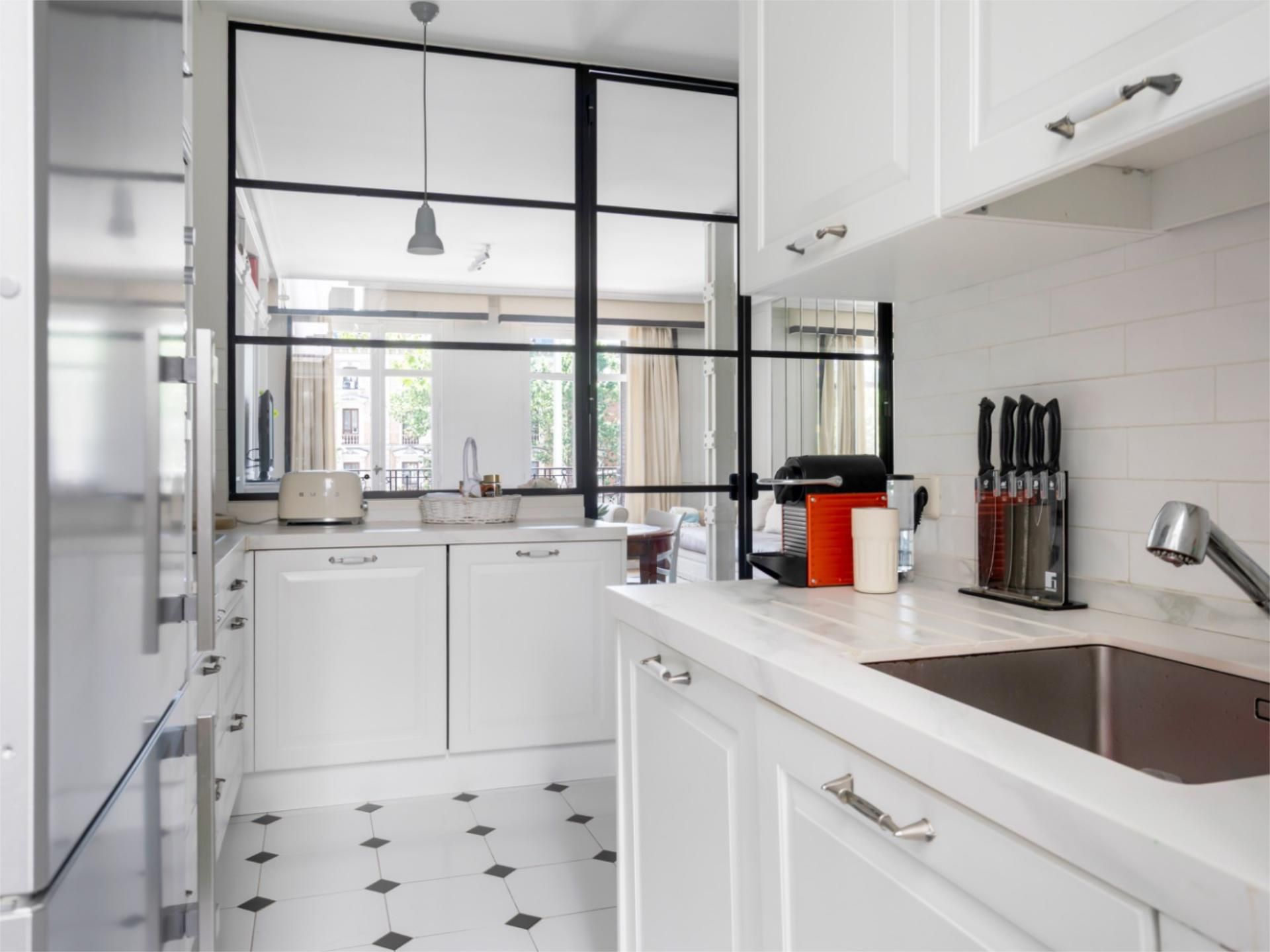 Flat to rent in Paseo de la Infanta Isabel, 13, Jerónimos Kitchen of Flat to rent in  Madrid Capital  with Air Conditioner, Heating and Parquet flooring