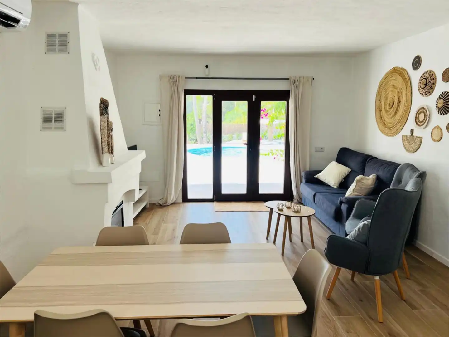 Sala de estar de Piso de alquiler en Sant Josep de sa Talaia con Aire acondicionado, Calefacción y Jardín privado