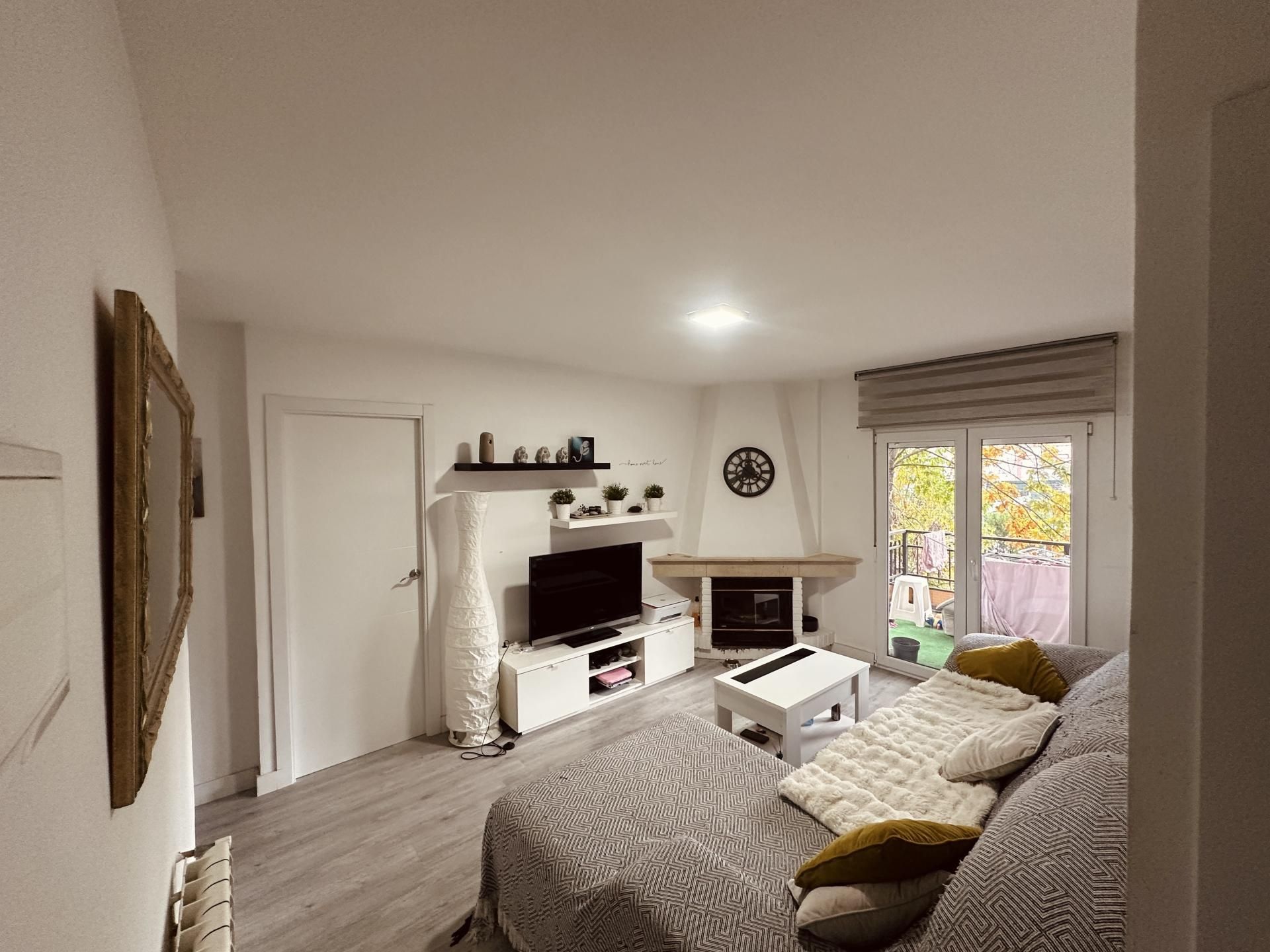 Piso en venta en Urbanización Peñanevada I, 6, Villalba Estación Sala de estar de Piso en venta en Collado Villalba con Terraza, Trastero y Piscina