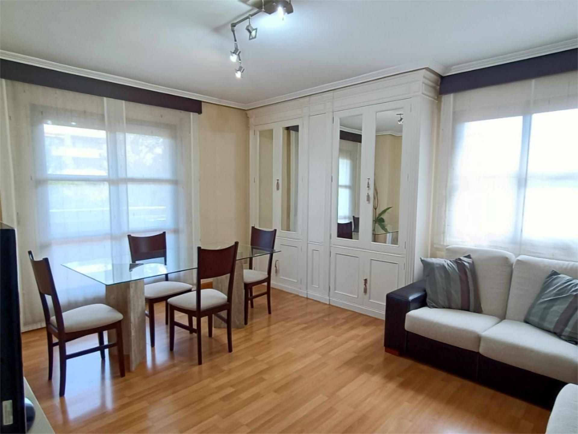 Flat to rent in Calle de Pablo Ruiz Picasso, 14, Parque de los Cineastas Living room of Flat to rent in  Zaragoza Capital  with Heating, Parquet flooring and Furnished
