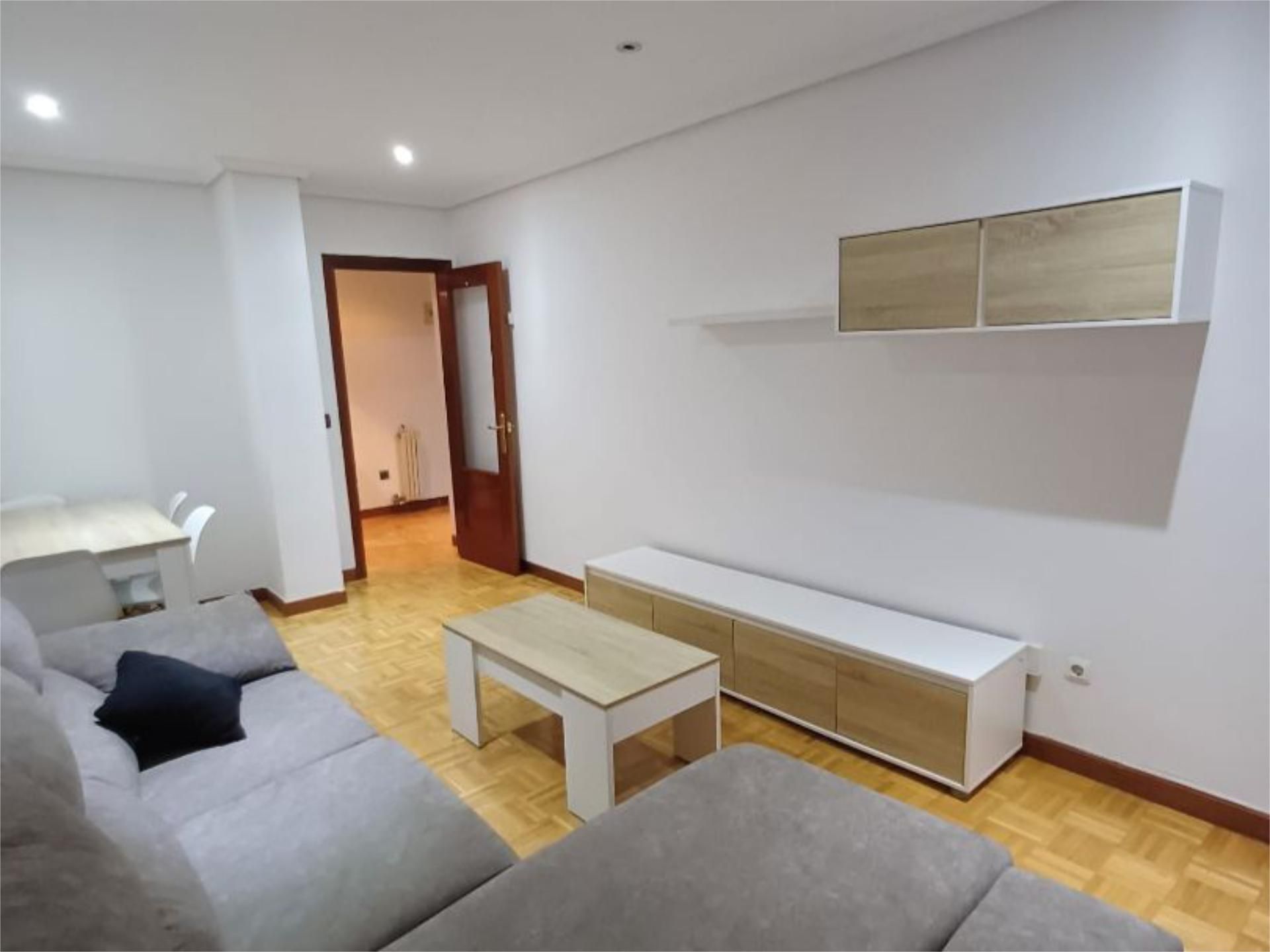 Flat to rent in Calle Mártires, 14, Inmobiliaria - Barreda Living room of Flat to rent in Torrelavega   with Heating, Parquet flooring and Furnished