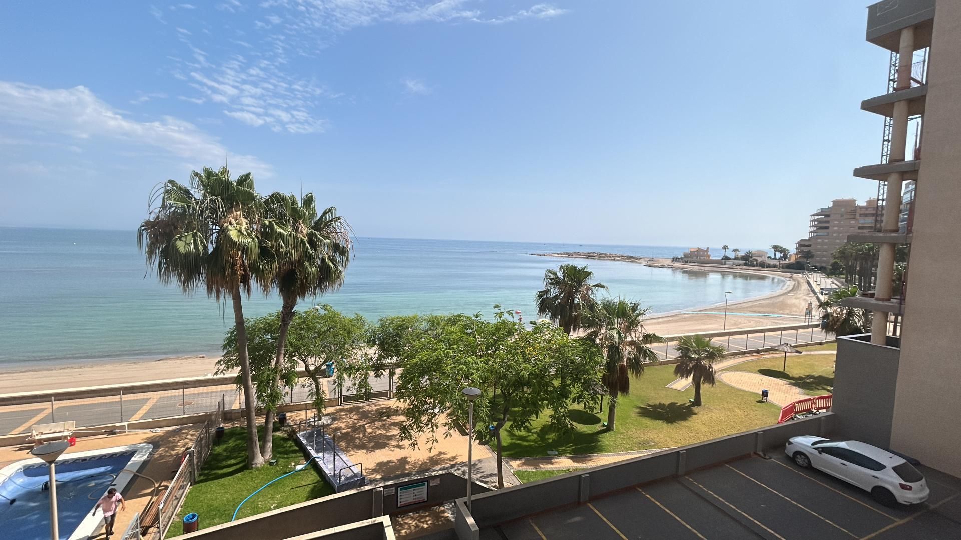 Pis de lloguer a Calle Pedaneo Vicente Molina, 13, La Manga del Mar Menor Dormitori de Pis de lloguer en La Manga del Mar Menor amb Aire condicionat, Terrassa i Piscina