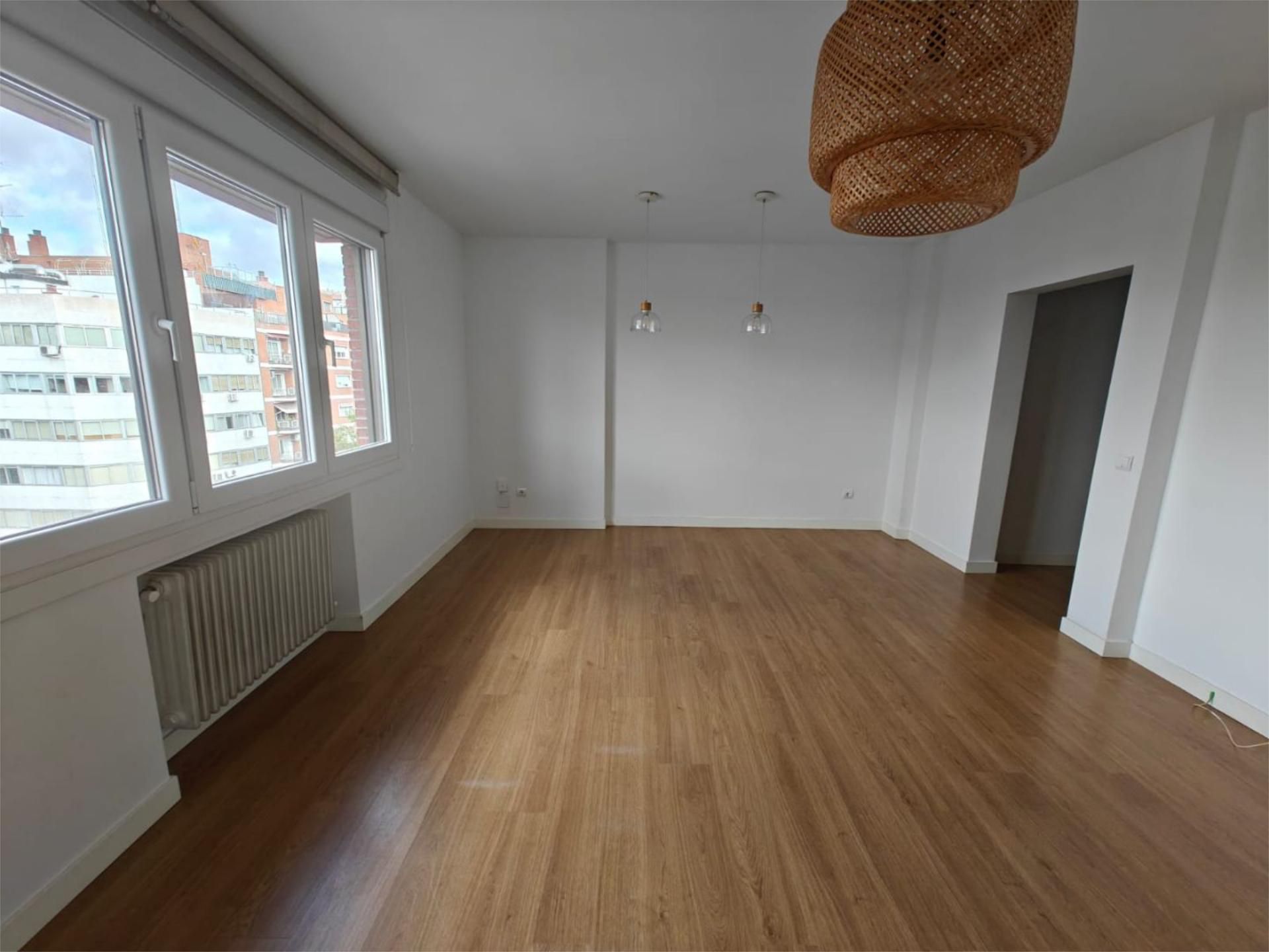 Flat to rent in Calle de la Infanta Mercedes, 61, Castillejos - Cuzco Living room of Flat to rent in  Madrid Capital  with Air Conditioner