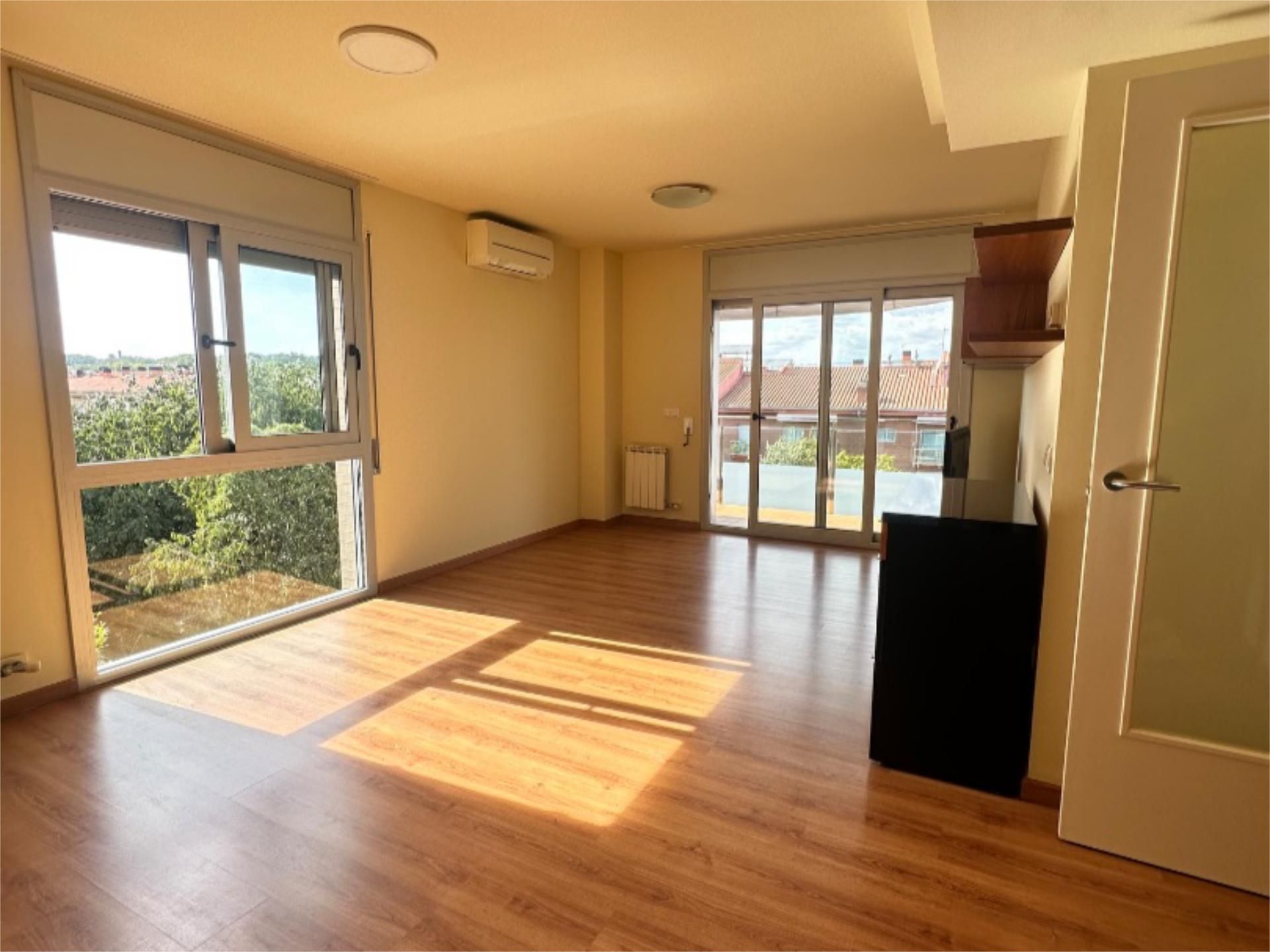 Duplex for sale in Carrer Josep Clarà I Ayats, 5, Montilivi Living room of Duplex for sale in Girona Capital  with Air Conditioner and Terrace