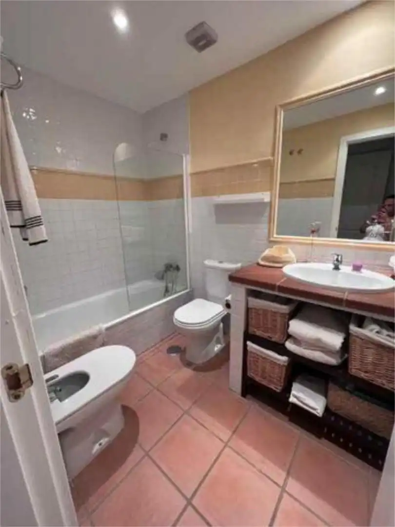 Badezimmer von Wohnung zum Verkauf in Islantilla mit Heizung, Privatgarten und Terrasse