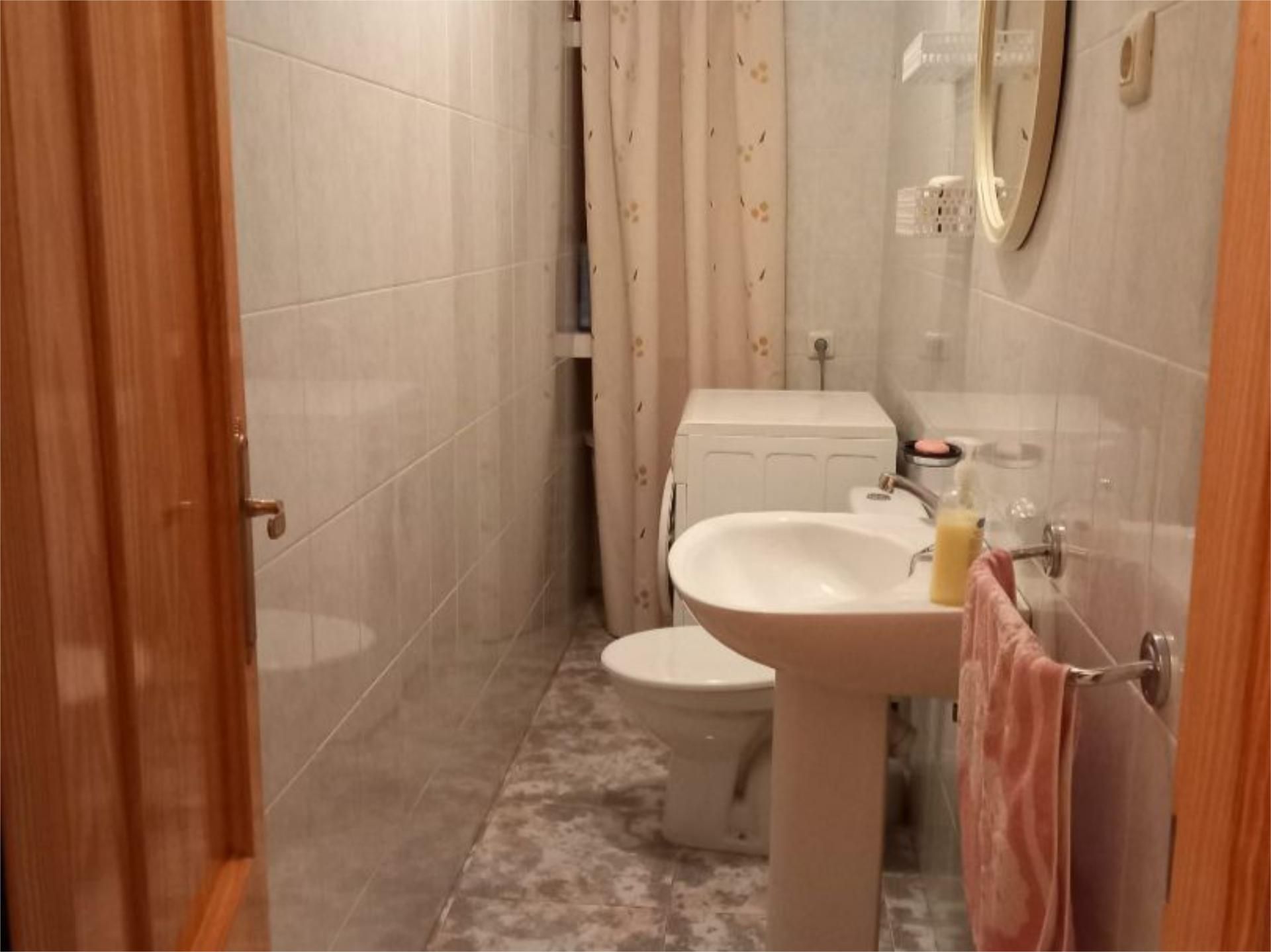 Flat to rent in Calle Antonio Rodríguez Docampo, 22, Calzada de Calatrava Bathroom of Flat to rent in Calzada de Calatrava  with Air Conditioner, Terrace and Furnished