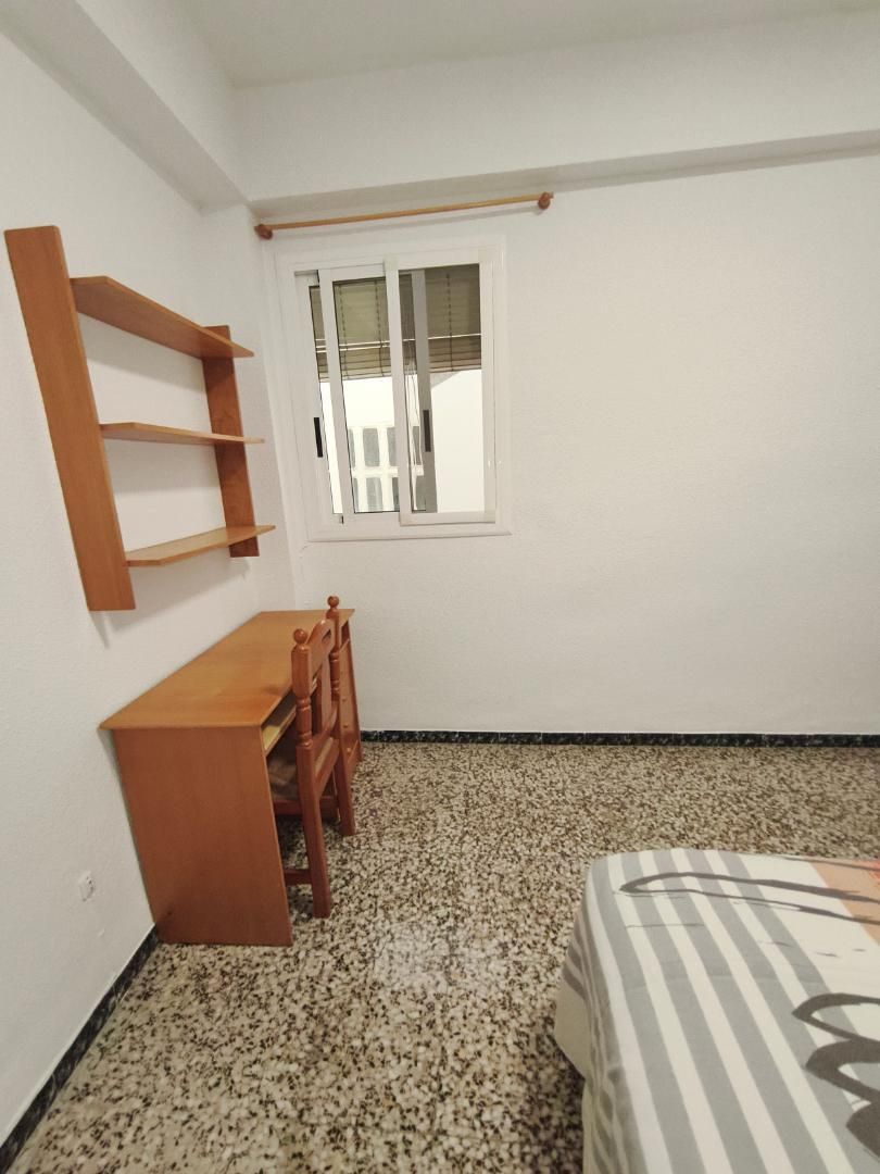 Flat to rent in Carrer del Doctor Vicent Segura, 16, Pere Crespí Bedroom of Flat to rent in Alzira  with Air Conditioner, Heating and Furnished