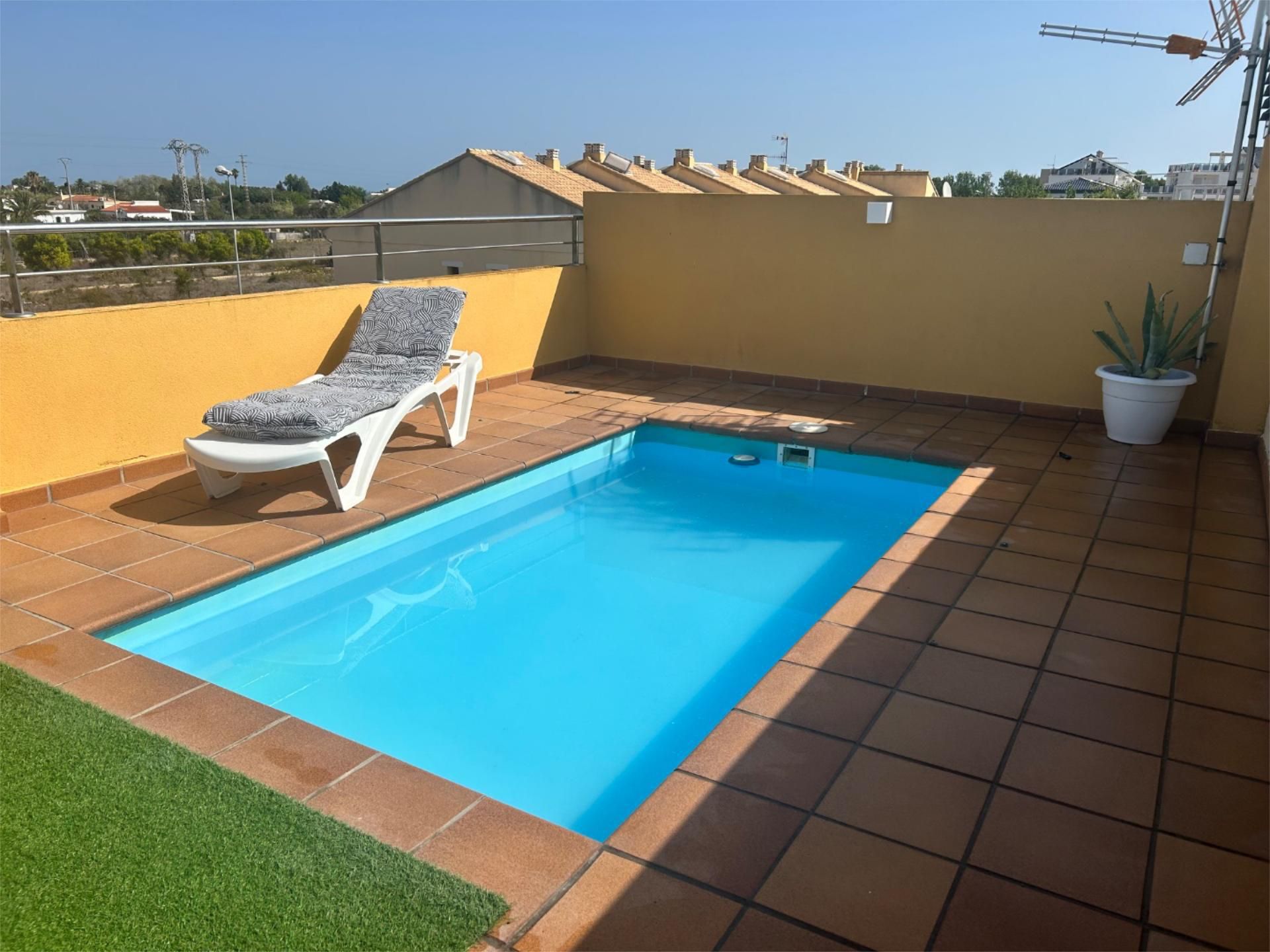 Casa adosada de lloguer a Calle de Beniarjó, 14, Oliva Playa Piscina de Casa adosada de lloguer en Oliva amb Aire condicionat, Terrassa i Piscina