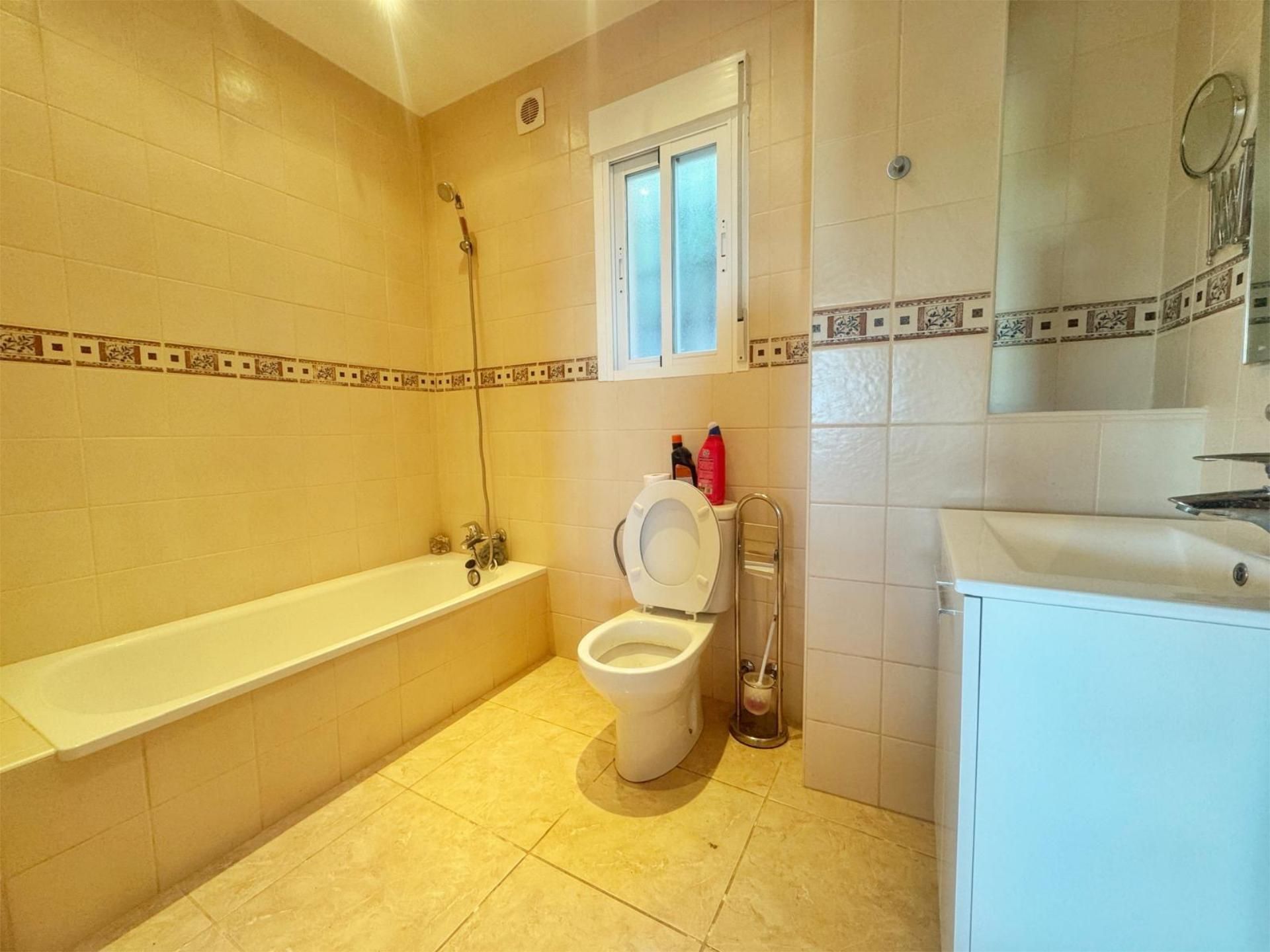 Bany de Casa o xalet en venda en Torrox amb Aire condicionat, Terrassa i Piscina