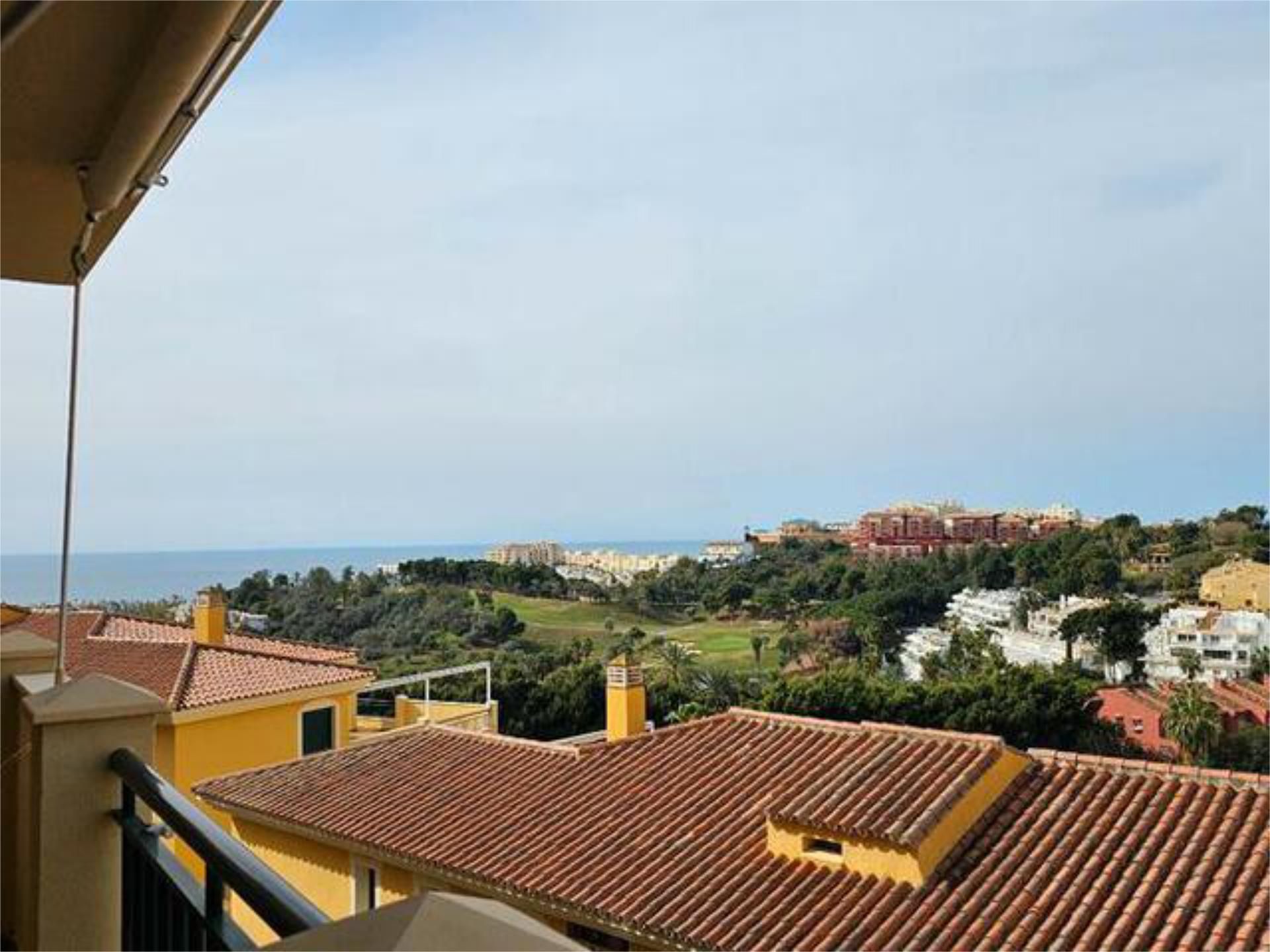 Vista exterior de Piso de alquiler en Benalmádena con Calefacción, Jardín privado y Terraza