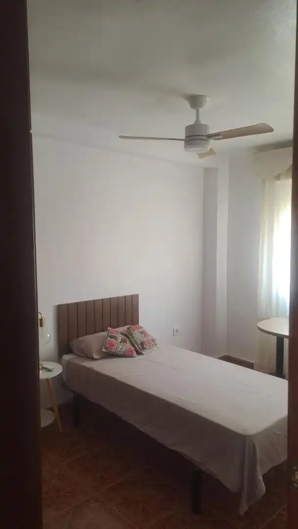 Habitación de Piso de alquiler en Sevilla con Amueblado y Parking comunitario