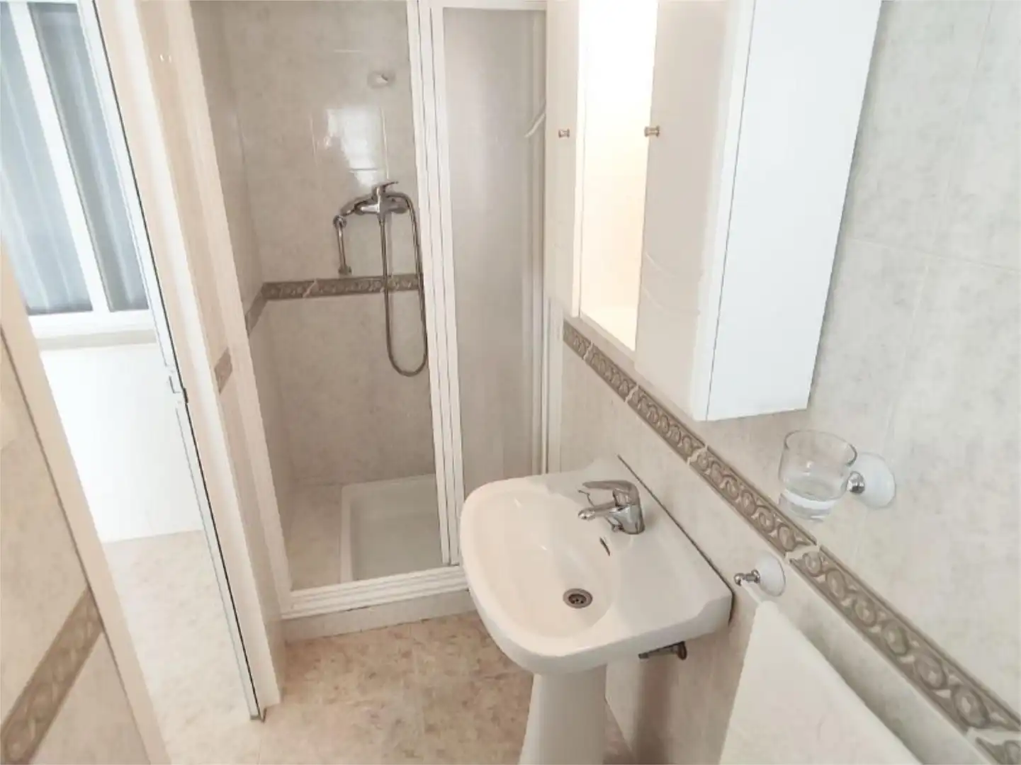 Badezimmer von Wohnung zum Verkauf in Peal de Becerro mit Klimaanlage, Heizung und Möbliert