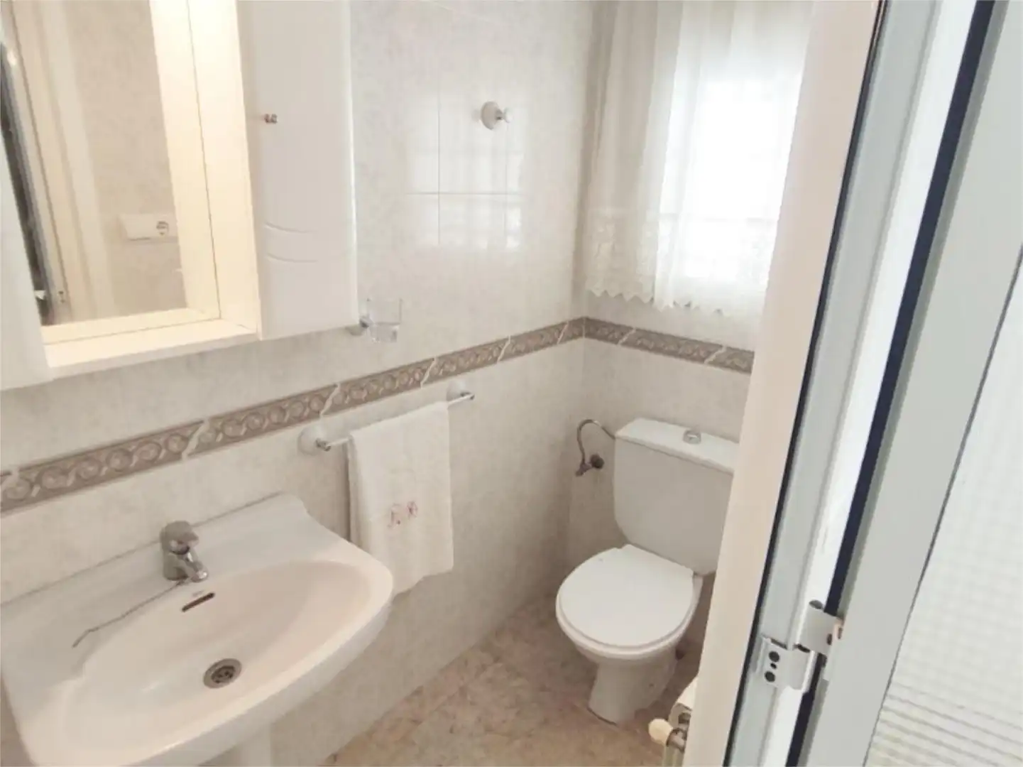 Badezimmer von Wohnung zum Verkauf in Peal de Becerro mit Klimaanlage, Heizung und Möbliert