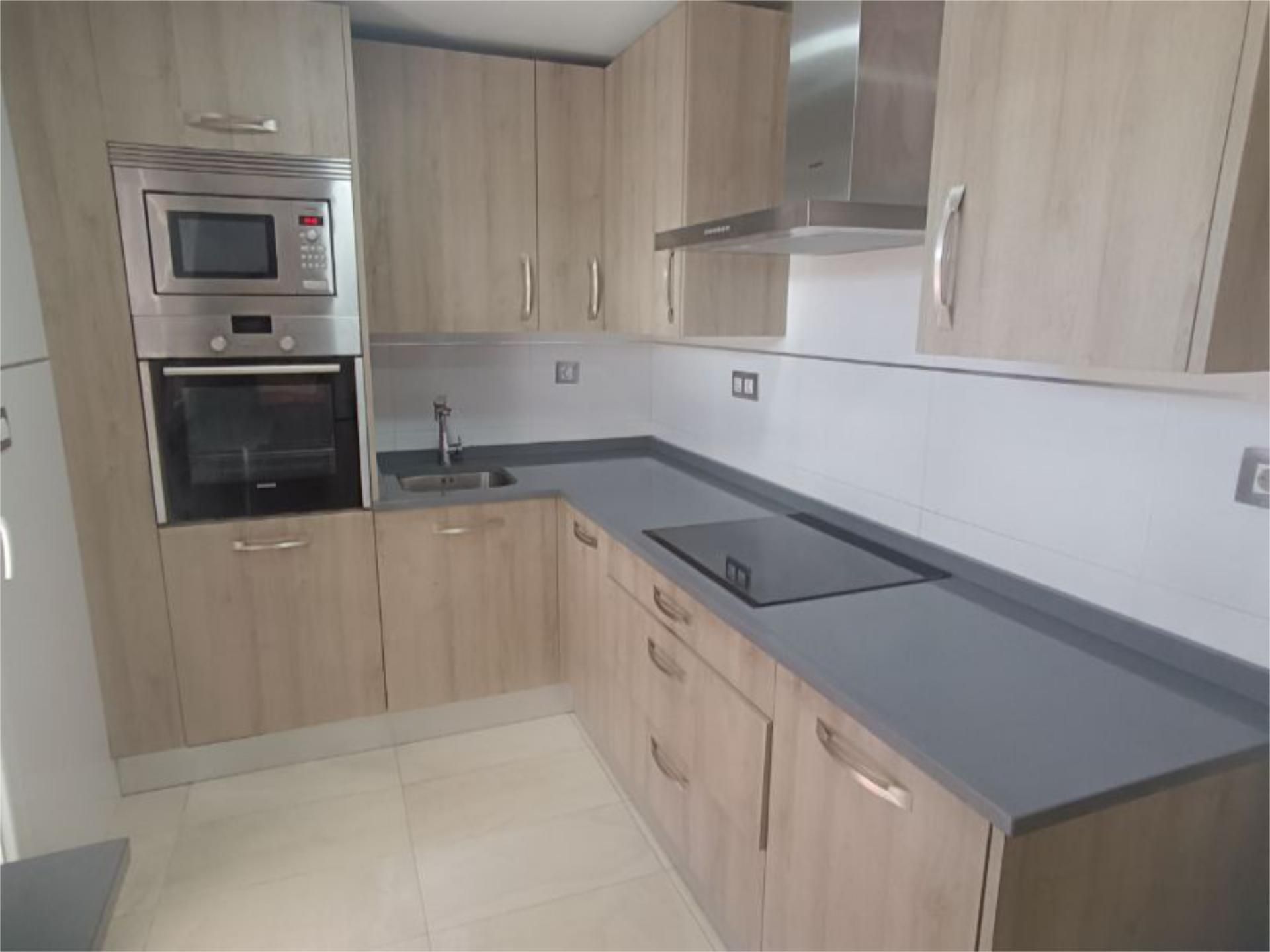 Piso de alquiler en Avenida Juan de Austria, 47, Tormes - La Vega Cocina de Piso de alquiler en Salamanca Capital