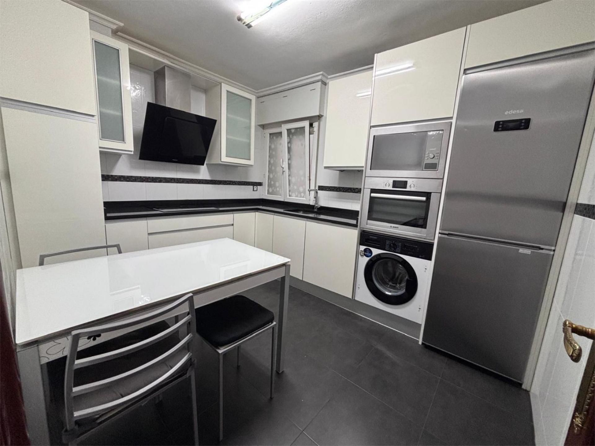 Cocina de Piso en venta en Valle de Trápaga-Trapagaran con Balcón