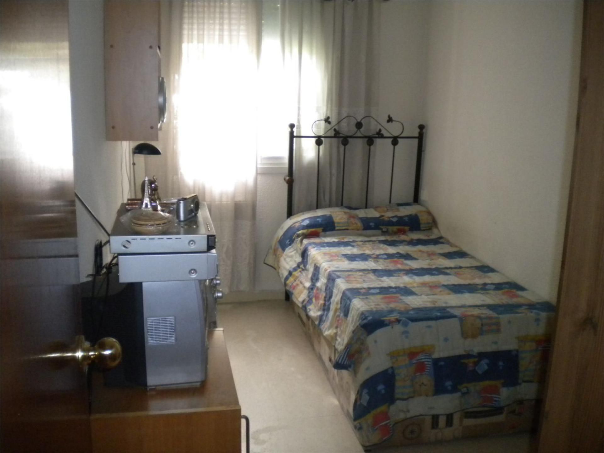 Dormitori de Pis per a compartir en  Madrid Capital amb Calefacció, Jardí privat i Moblat