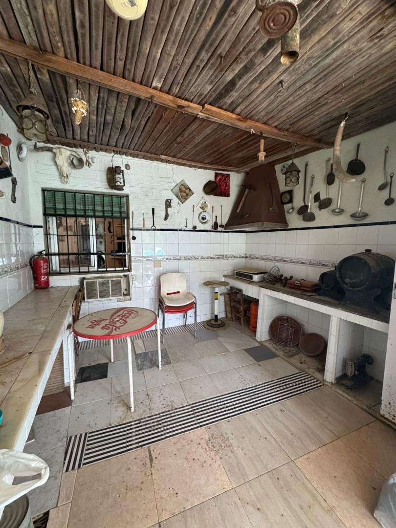 Küche von Country house zum verkauf in Brenes mit Privatgarten, Abstellraum und Möbliert