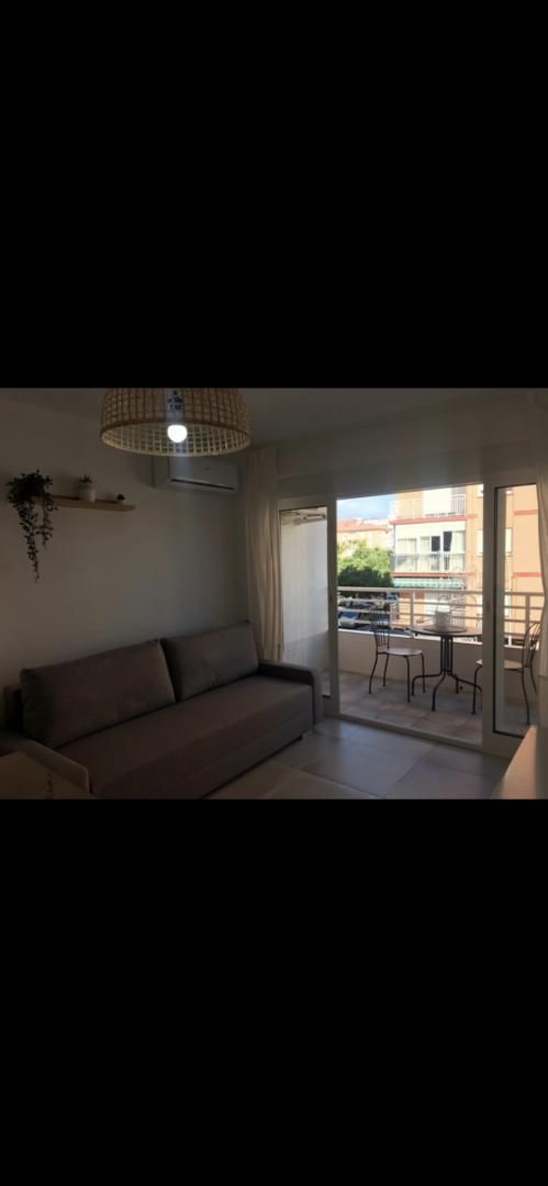 Pis de lloguer a Avenida Duque de Ahumada, 28, Poniente - Faro Sala d'estar de Pis de lloguer en Vélez-Málaga amb Aire condicionat, Moblat i Balcó