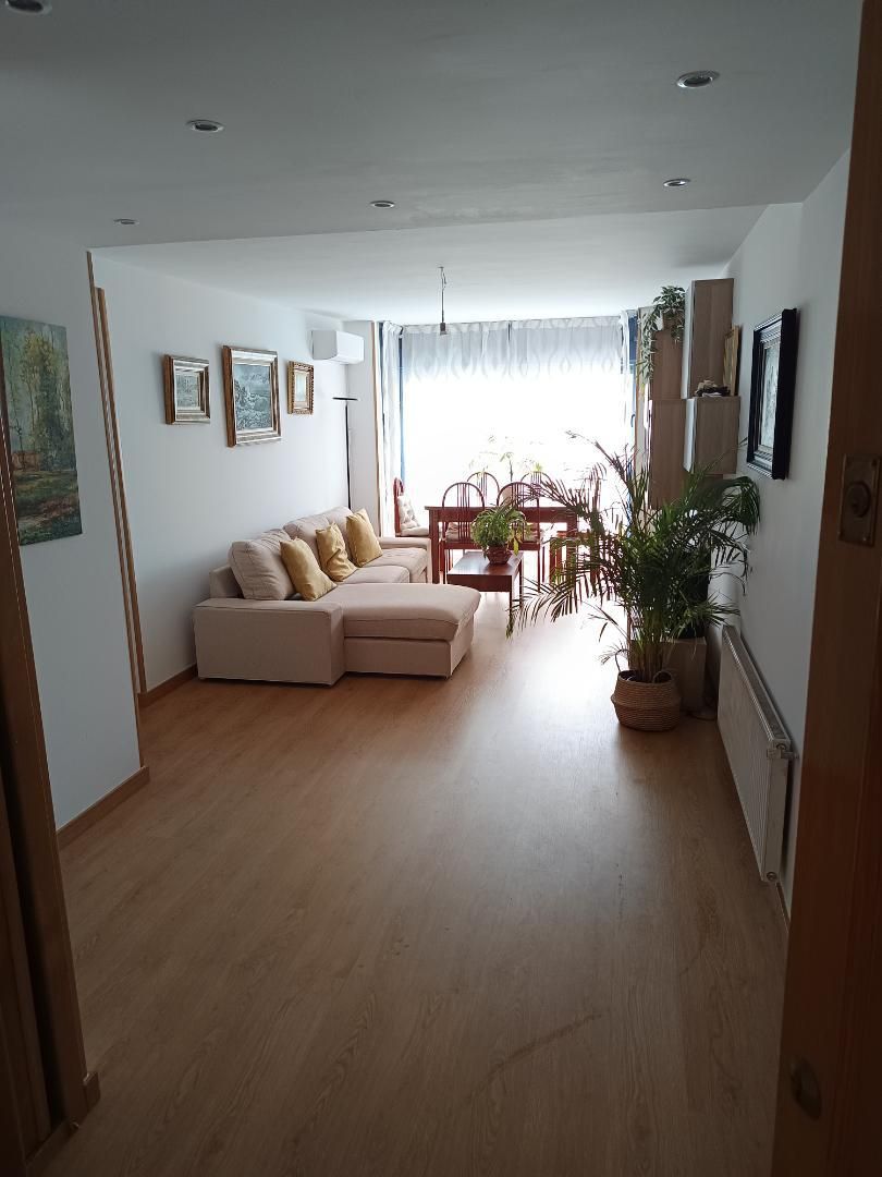 Piso en venta en Calle de San Máximo, 17, San Fermín Sala de estar de Piso en venta en  Madrid Capital con Aire acondicionado, Calefacción y Jardín privado