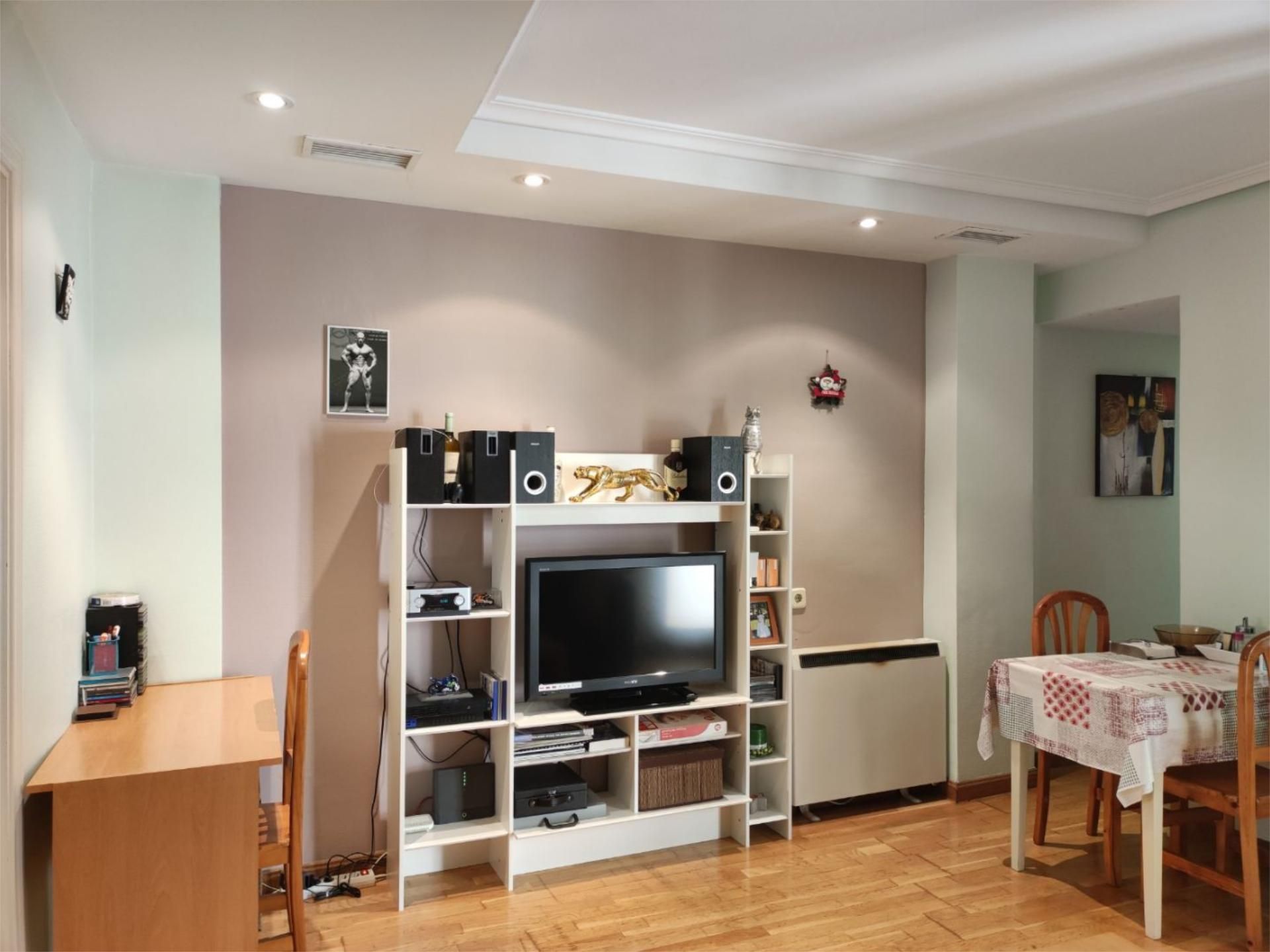 Flat to share in Calle de Cuevas, 21, Valdeacederas Living room of Flat to share in  Madrid Capital  with Air Conditioner, Heating and Furnished