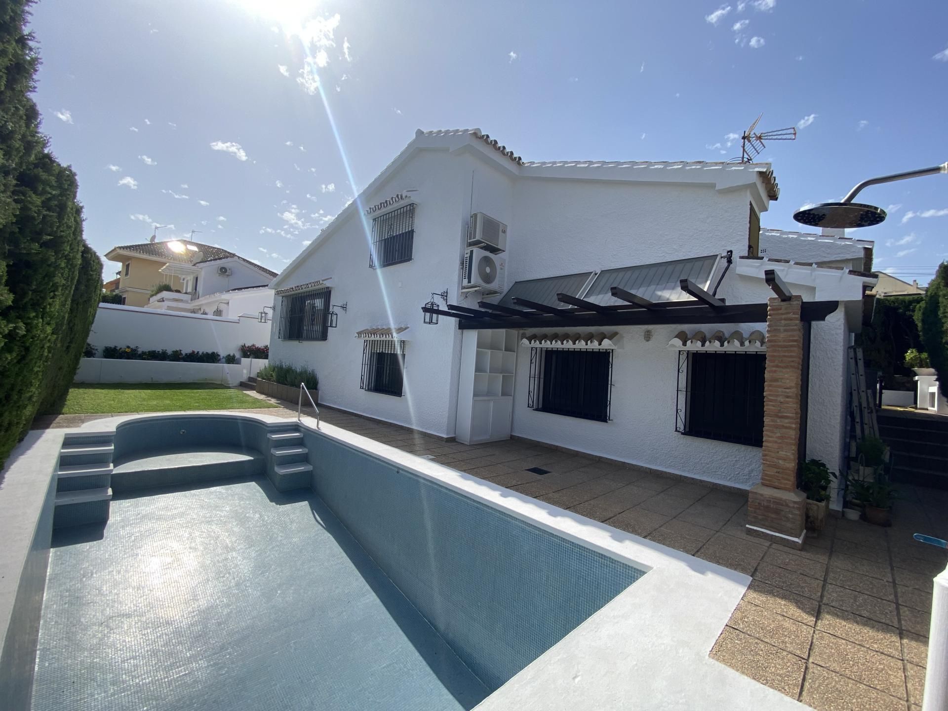Exterior view of House or chalet for sale in Fuengirola  with Air Conditioner and Swimming Pool