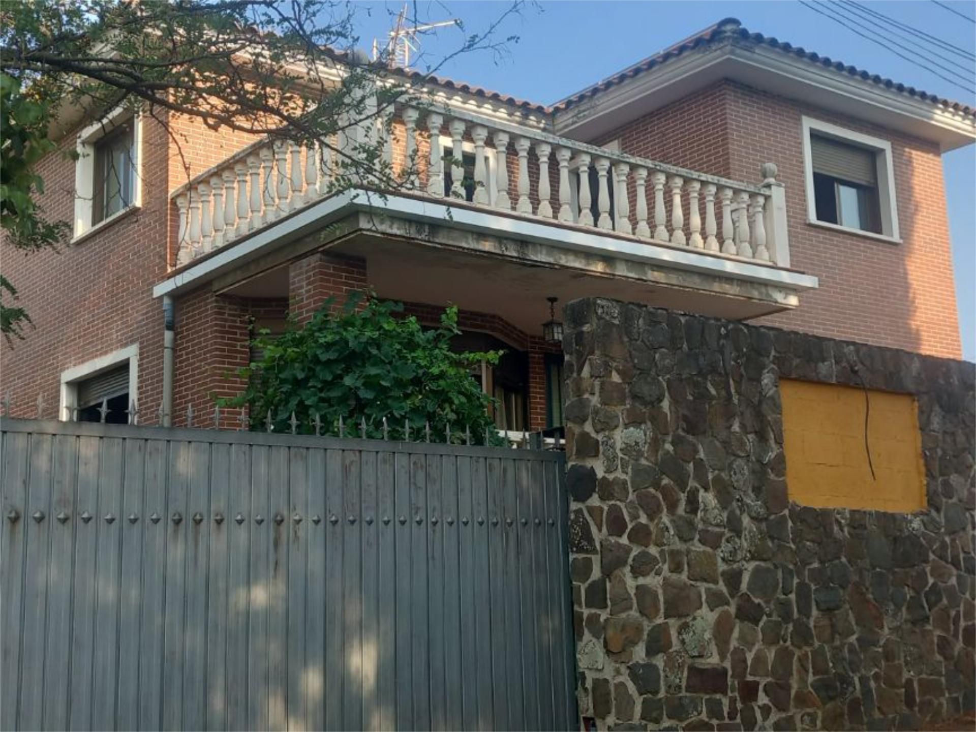 Vista exterior de Casa o xalet en venda en Pedrezuela amb Aire condicionat, Terrassa i Piscina