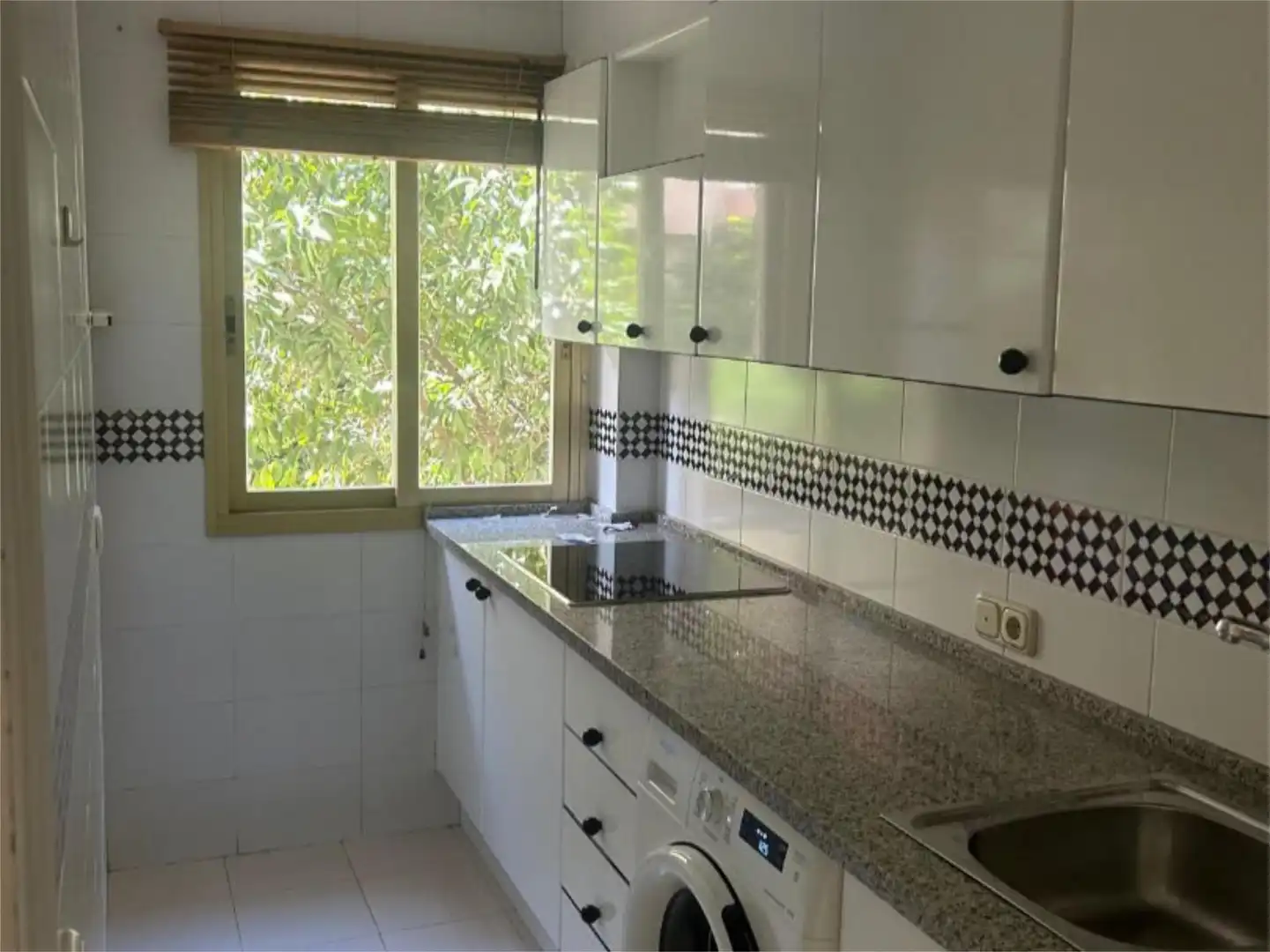 Kitchen of Flat for sale in Sevilla  with Air Conditioner, Private garden and Swimming Pool