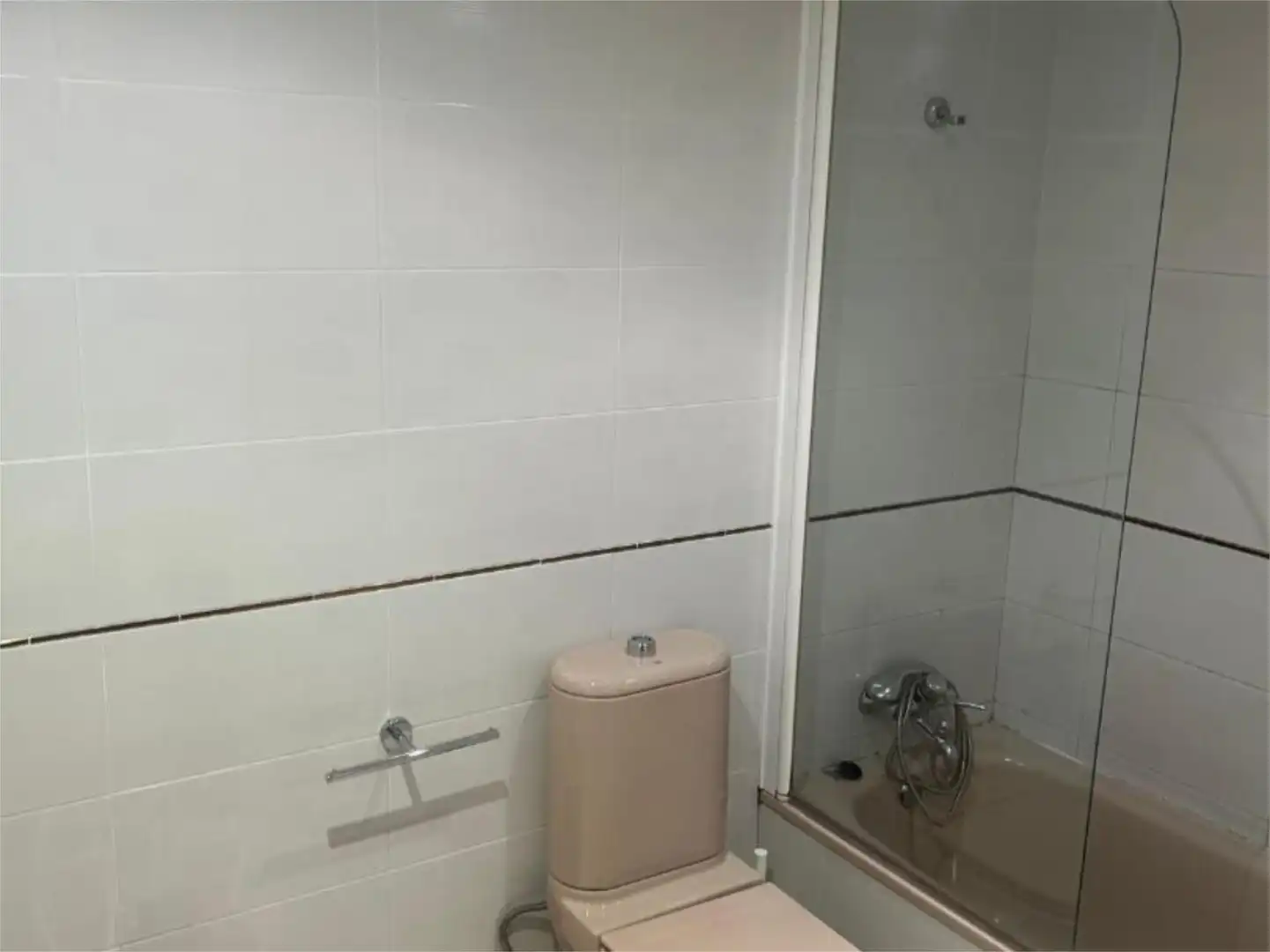 Bathroom of Flat for sale in Sevilla  with Air Conditioner, Private garden and Swimming Pool