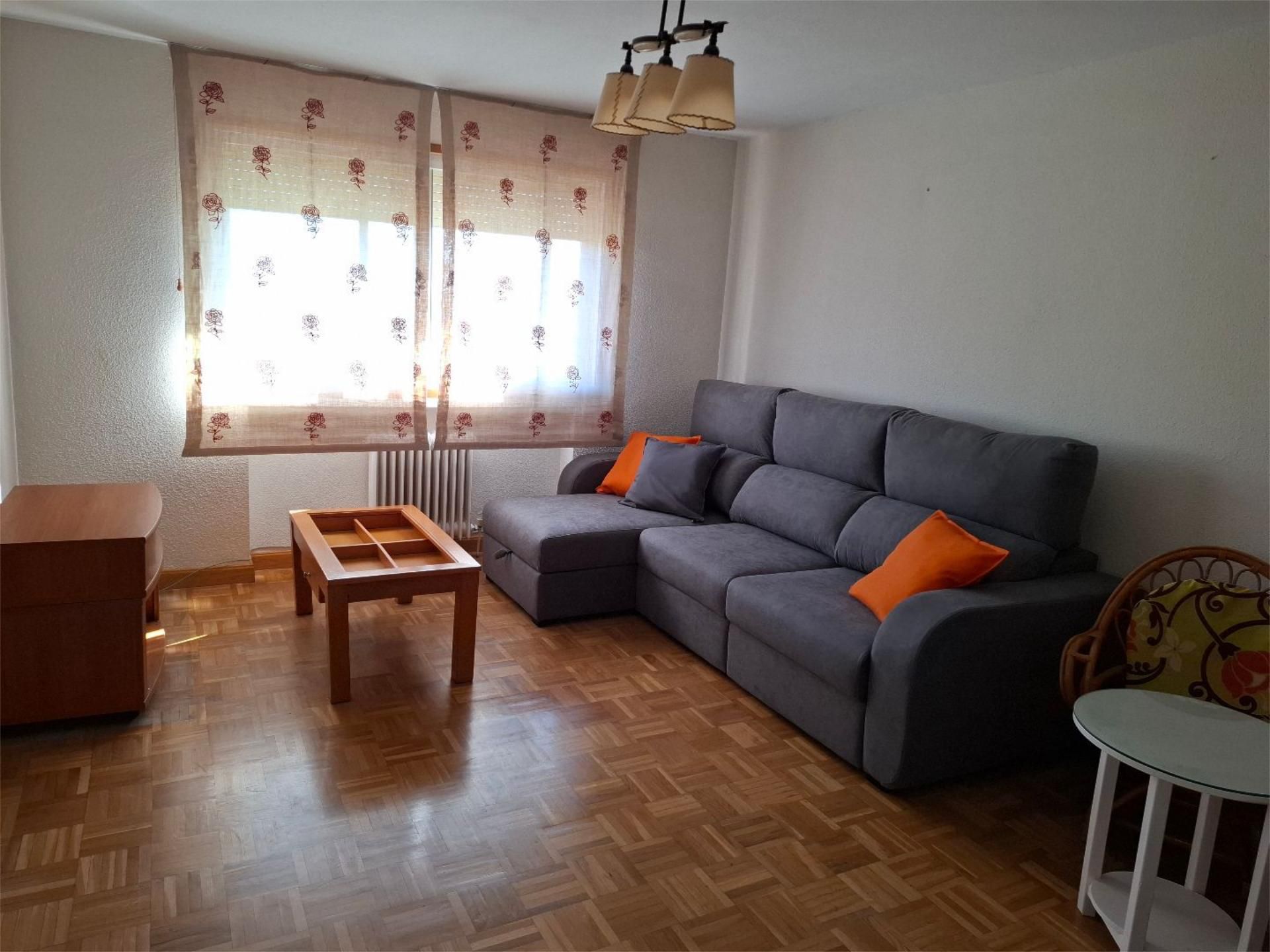 Pis de lloguer a Sector Pintores, 15, Primera Fase - Nuevo Tres Cantos Sala d'estar de Pis de lloguer en Tres Cantos amb Aire condicionat, Calefacció i Parquet