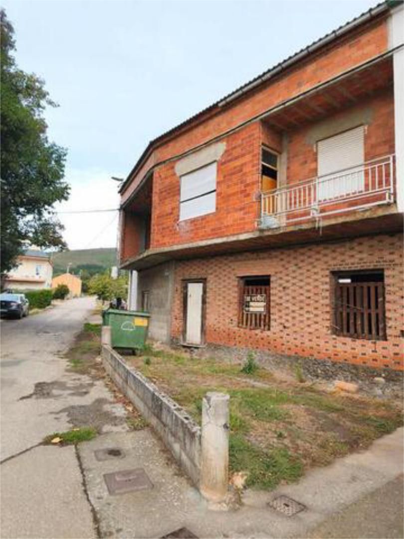 Casa adosada en venta en Cacabelos Vista exterior de Casa adosada en venta en Cacabelos con Jardín privado y Terraza