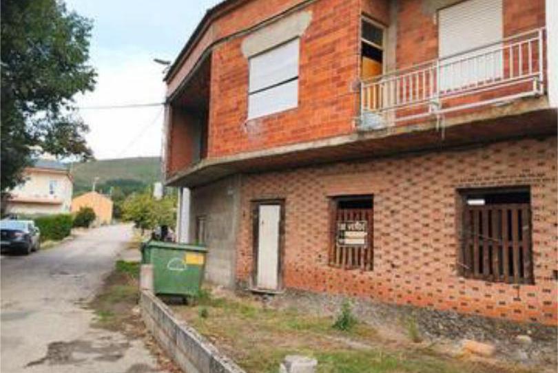 Casa adosada en venta en Cacabelos, León - imagen 1 Foto 1 de Casa adosada en venta en Cacabelos, León