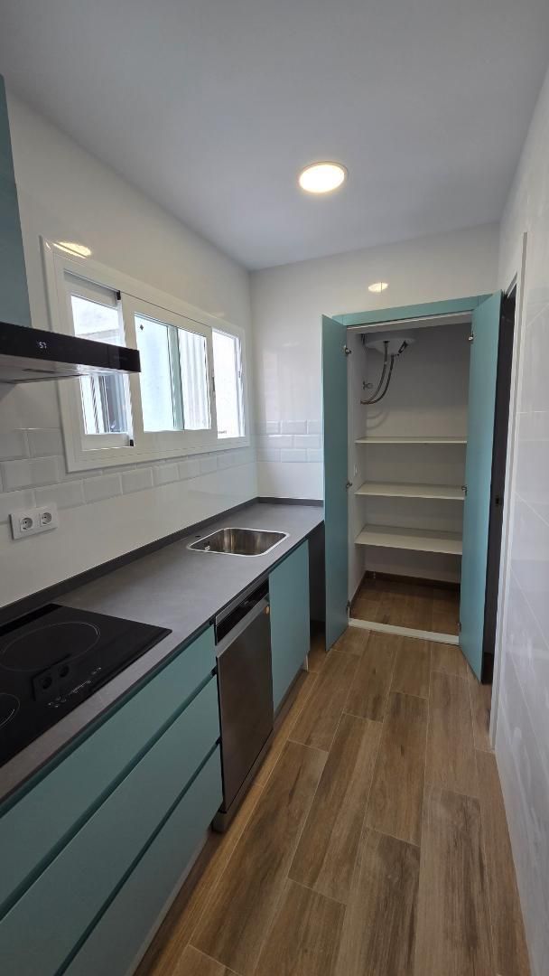 Flat to rent in Calle Virgen de la Cinta, 35, Los Remedios Kitchen of Flat to rent in  Sevilla Capital  with Oven and Microwave