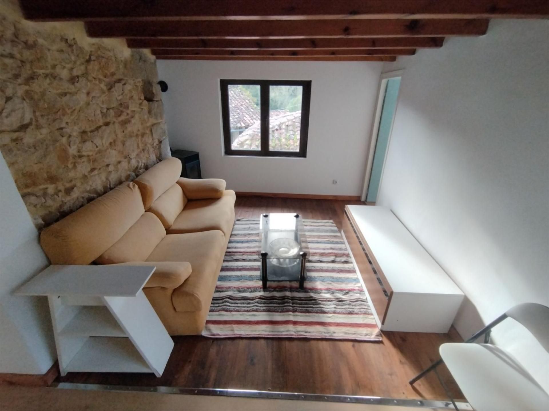 Casa adosada para compartir en Calle Castañera, 46, Parres Sala de estar de Casa adosada para compartir en Parres con Calefacción, Jardín privado y Amueblado