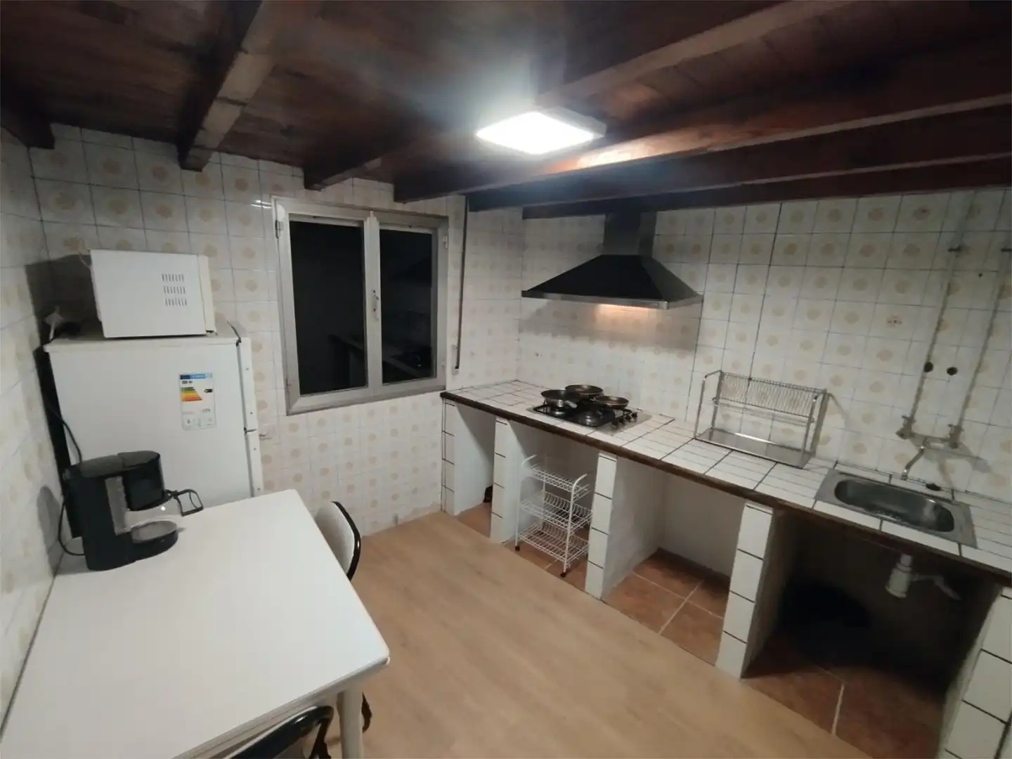 Habitació a Calle Castañera, 46, Parres Cuina de Casa adosada per a compartir en Parres amb Calefacció, Jardí privat i Moblat