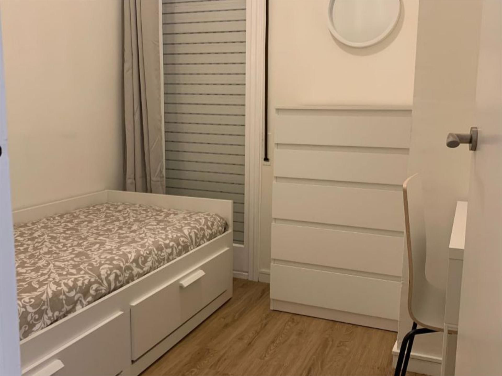 Flat to share in Carrer del Forn, 5, Hostafrancs Bedroom of Flat to share in  Barcelona Capital  with Furnished and Video intercom