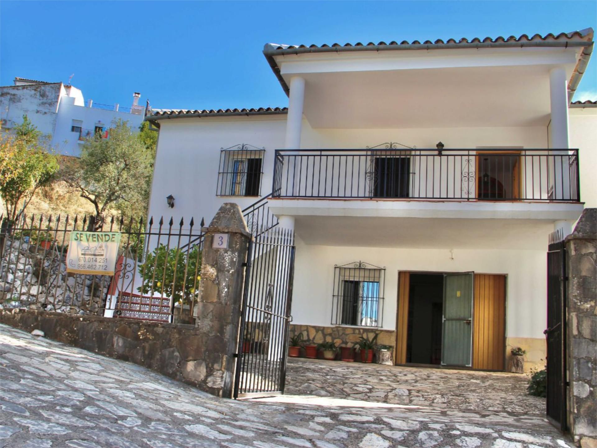 Vista exterior de Casa o xalet en venda en Benaocaz amb Terrassa i Piscina